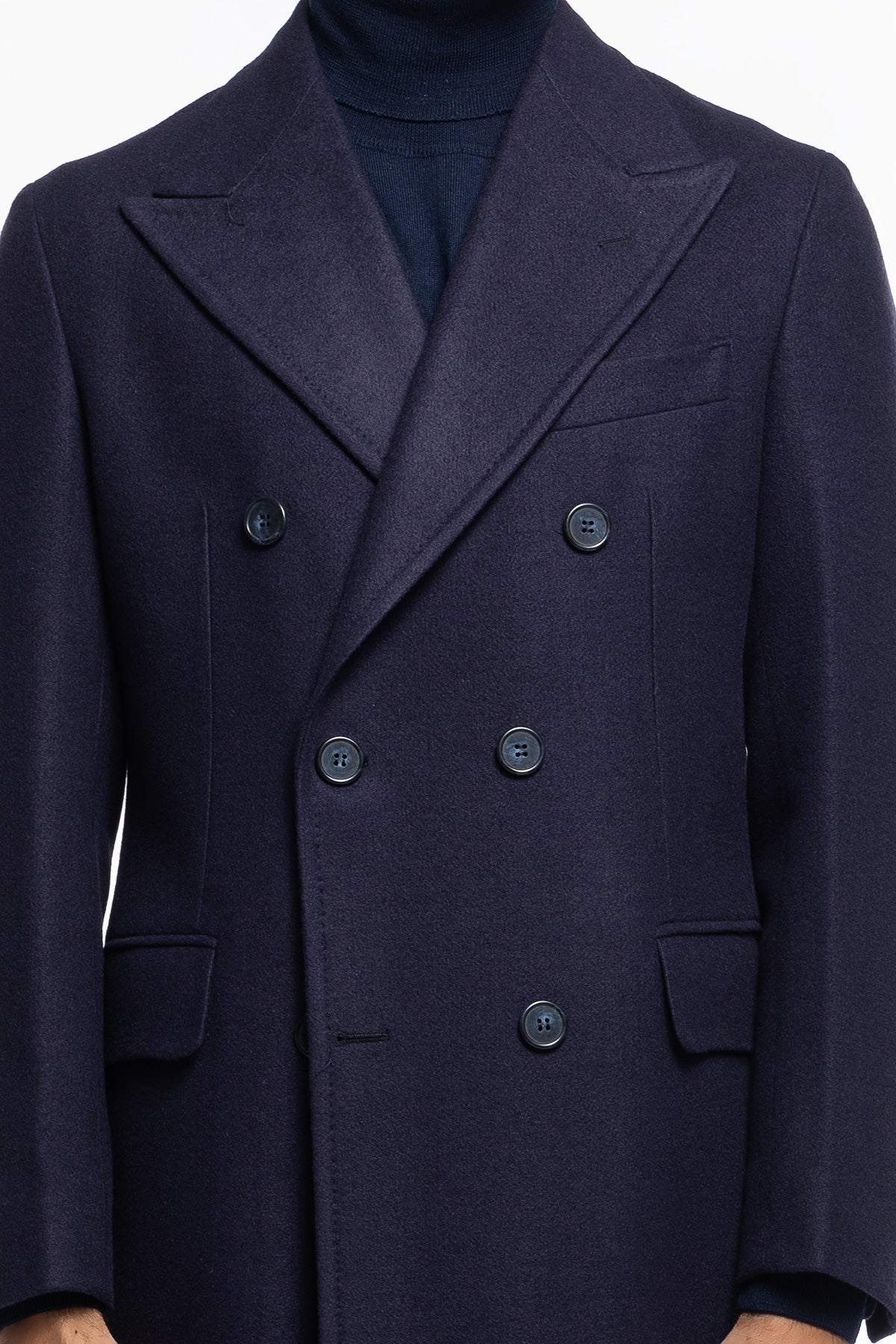 Cappotto uomo blu doppiopetto 6 bottoni con martingala sul retro e polsi con due bottoni
