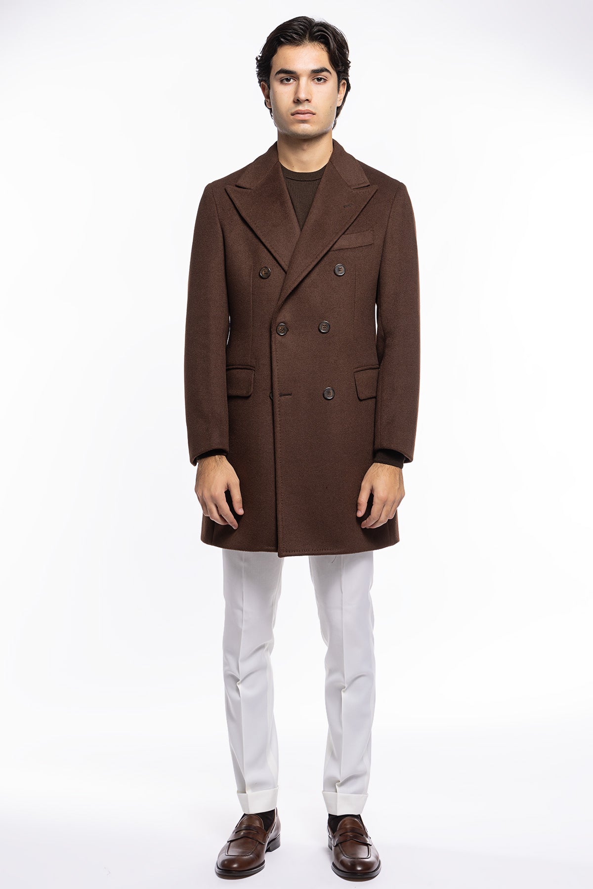 Cappotto uomo marrone doppiopetto 6 bottoni con martingala sul retro e polsi con due bottoni