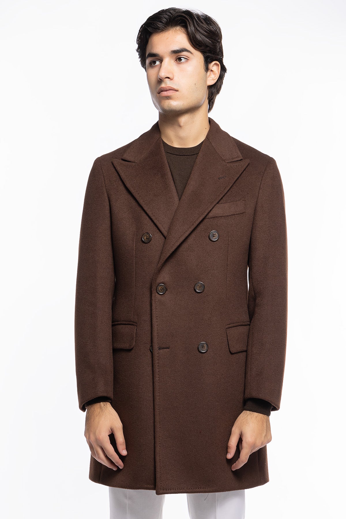 Cappotto uomo marrone doppiopetto 6 bottoni con martingala sul retro e polsi con due bottoni
