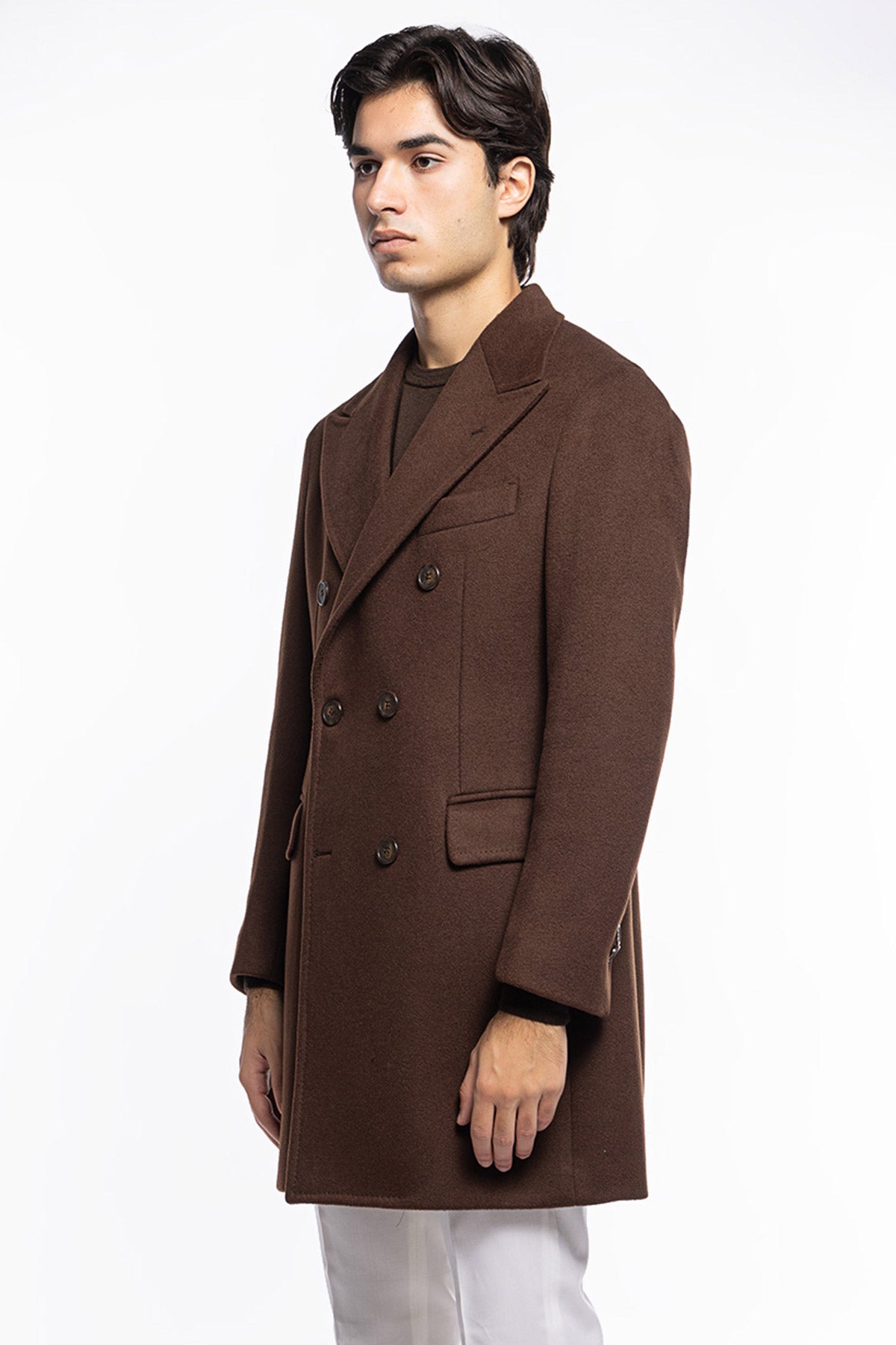 Cappotto uomo marrone doppiopetto 6 bottoni con martingala sul retro e polsi con due bottoni