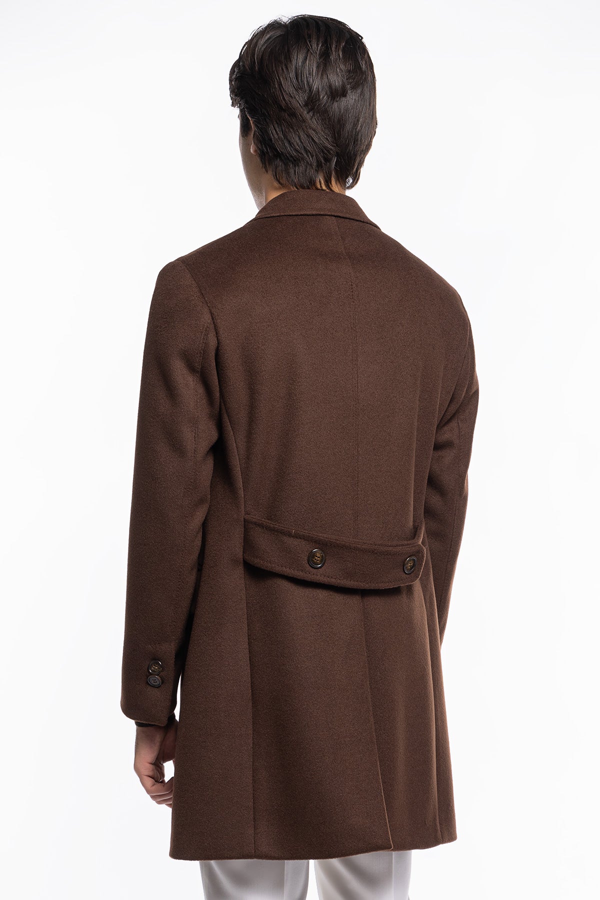 Cappotto uomo marrone doppiopetto 6 bottoni con martingala sul retro e polsi con due bottoni