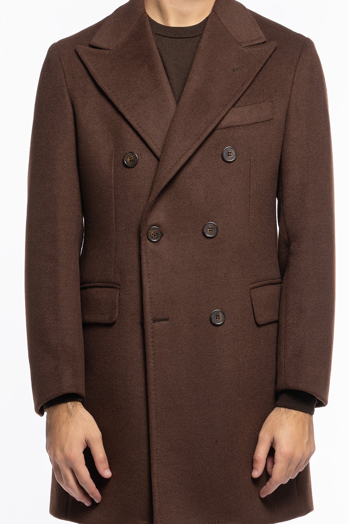 Cappotto uomo marrone doppiopetto 6 bottoni con martingala sul retro e polsi con due bottoni