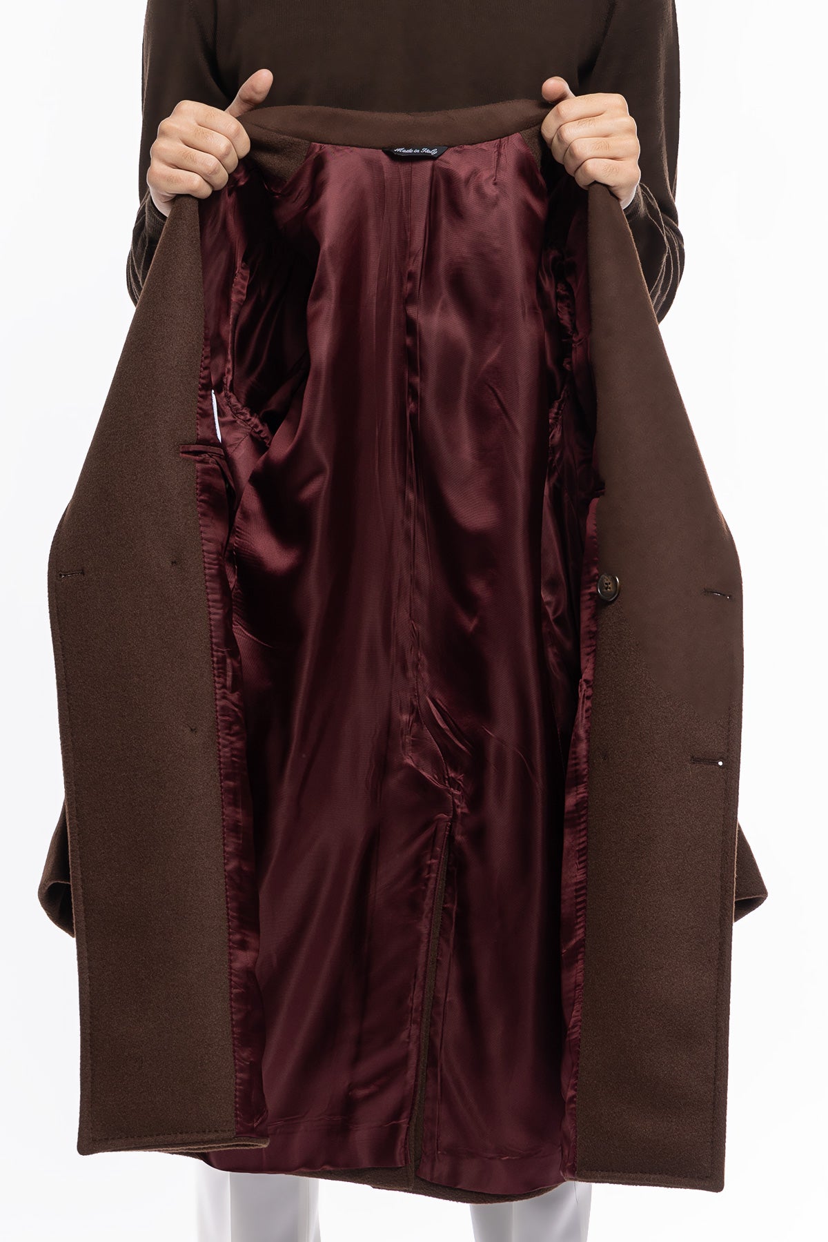 Cappotto uomo marrone doppiopetto 6 bottoni con martingala sul retro e polsi con due bottoni