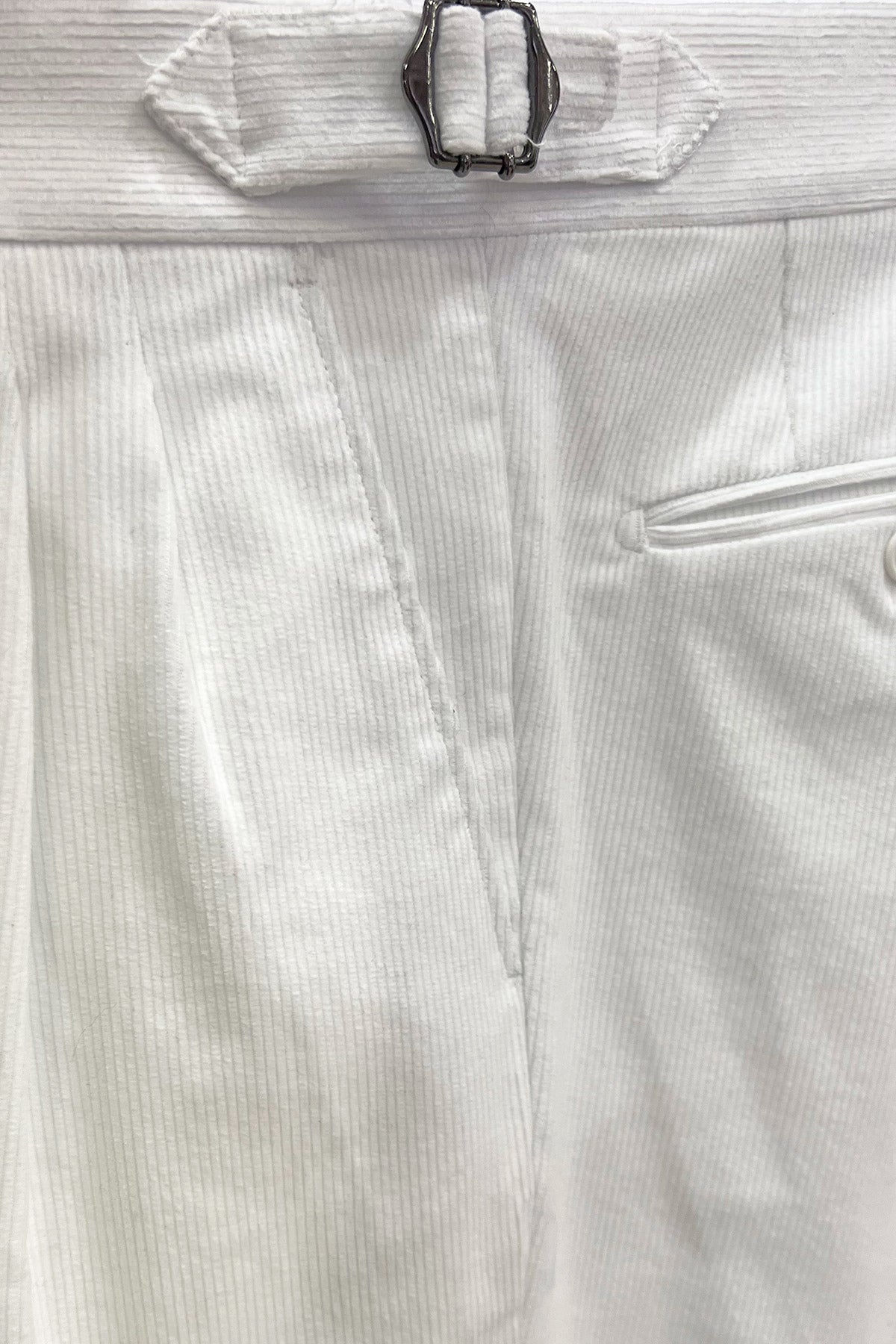Pantalone uomo bianco vita alta doppia pinces in velluto a costine strette