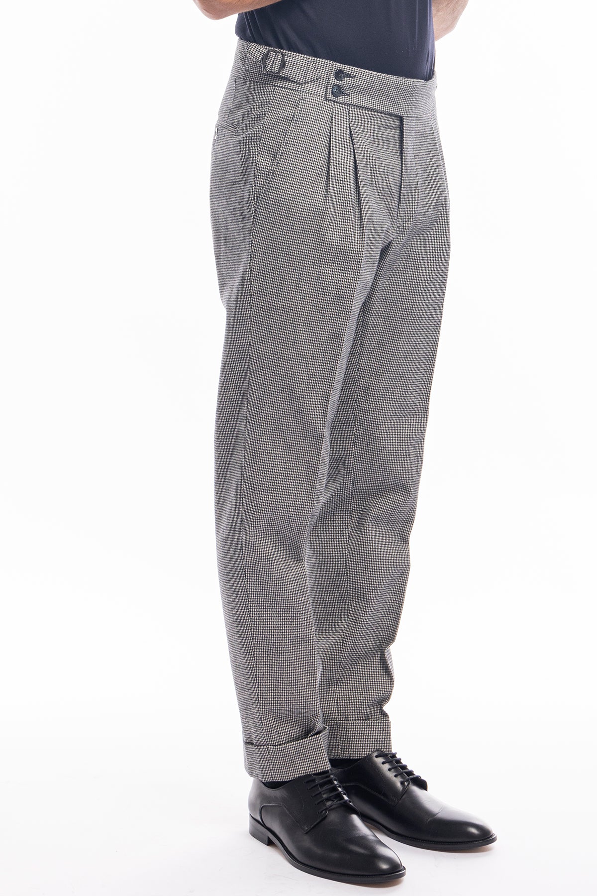 Pantalone uomo nero e bianco fantasia pied de poule vita alta doppia pinces in fresco lana misto