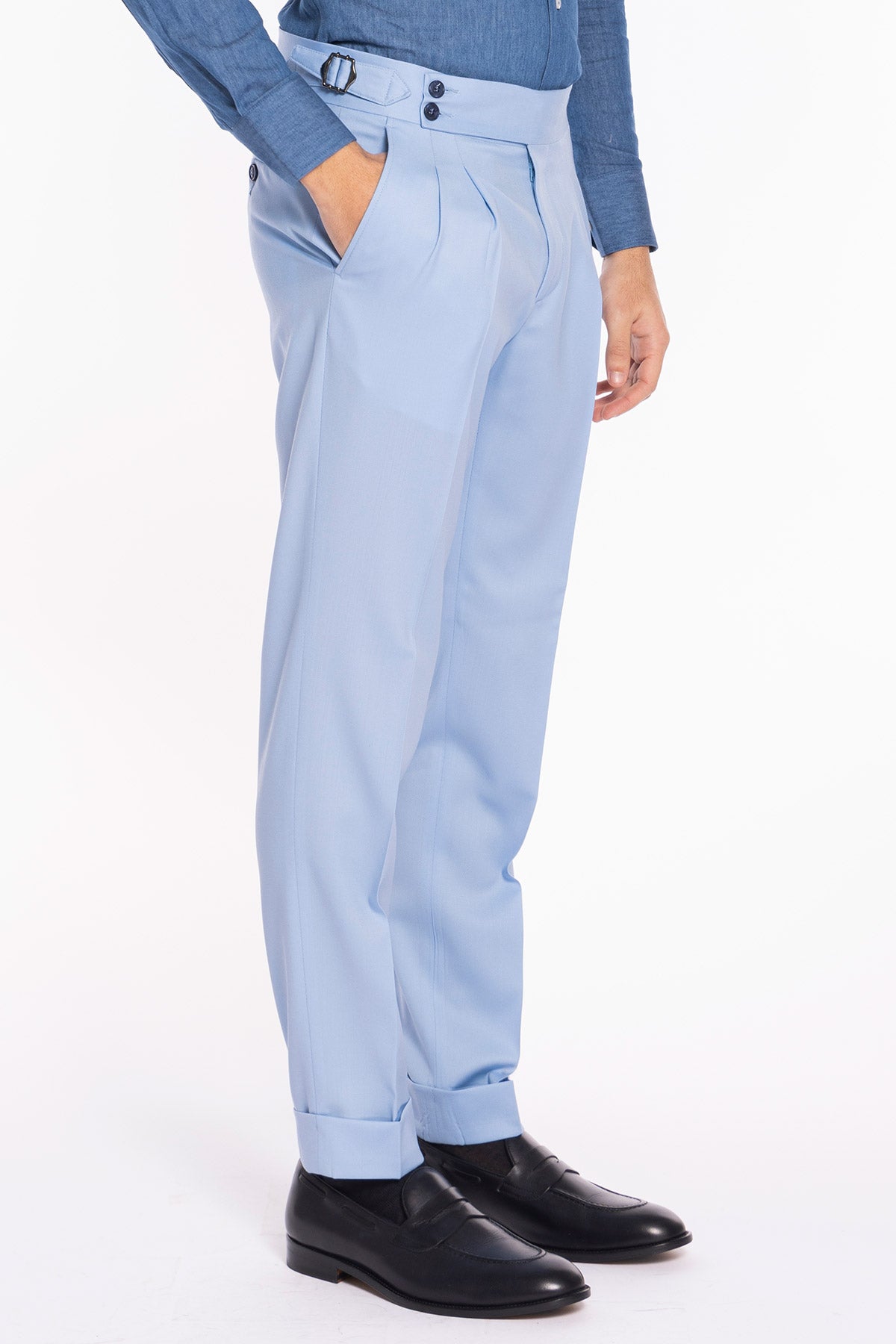 Pantalone uomo azzurro in fresco lana super 130's Bristol tessuti Napoli vita alta con fibbie laterali .