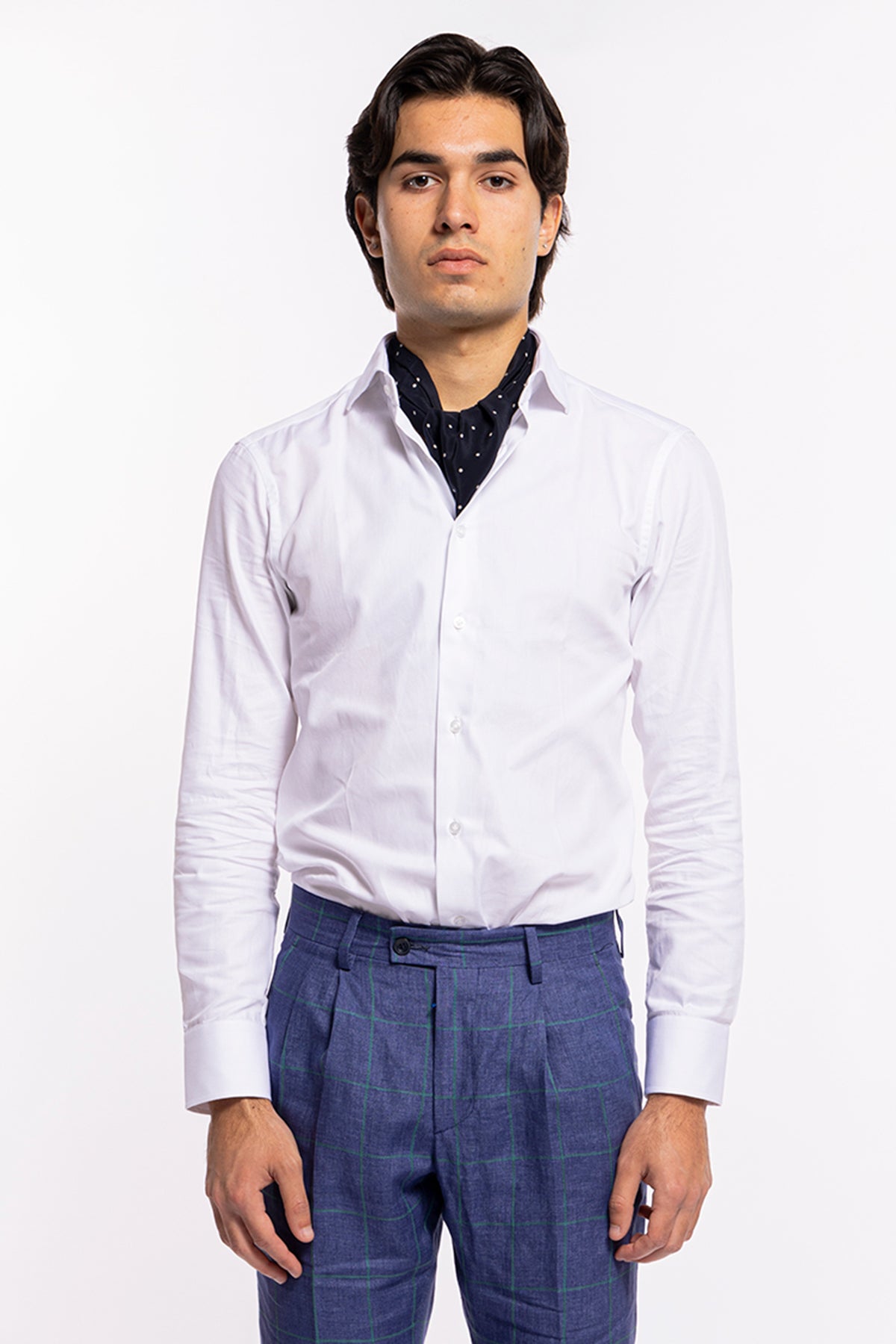 Ascot da uomo blu fantasia pois bianchi in pura seta fatti a mano