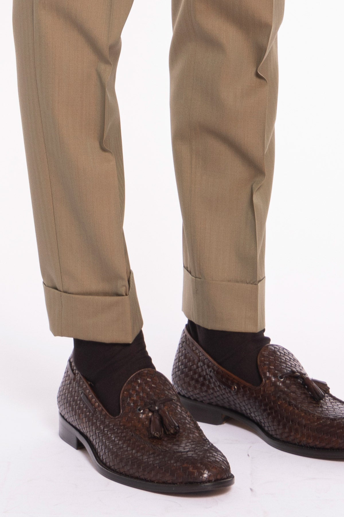 Pantalone uomo vita alta fango Solaro fresco lana super 120'S e seta Holland & Sherry tasca con 2 pinces e risvolto 5cm