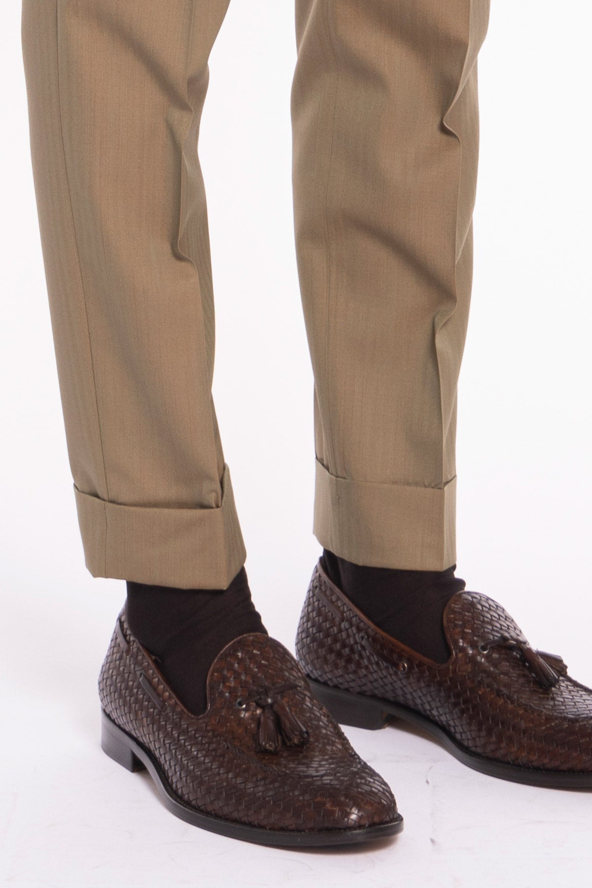 Pantalone uomo vita alta fango Solaro fresco lana super 120'S e seta Holland & Sherry tasca con 2 pinces e risvolto 5cm