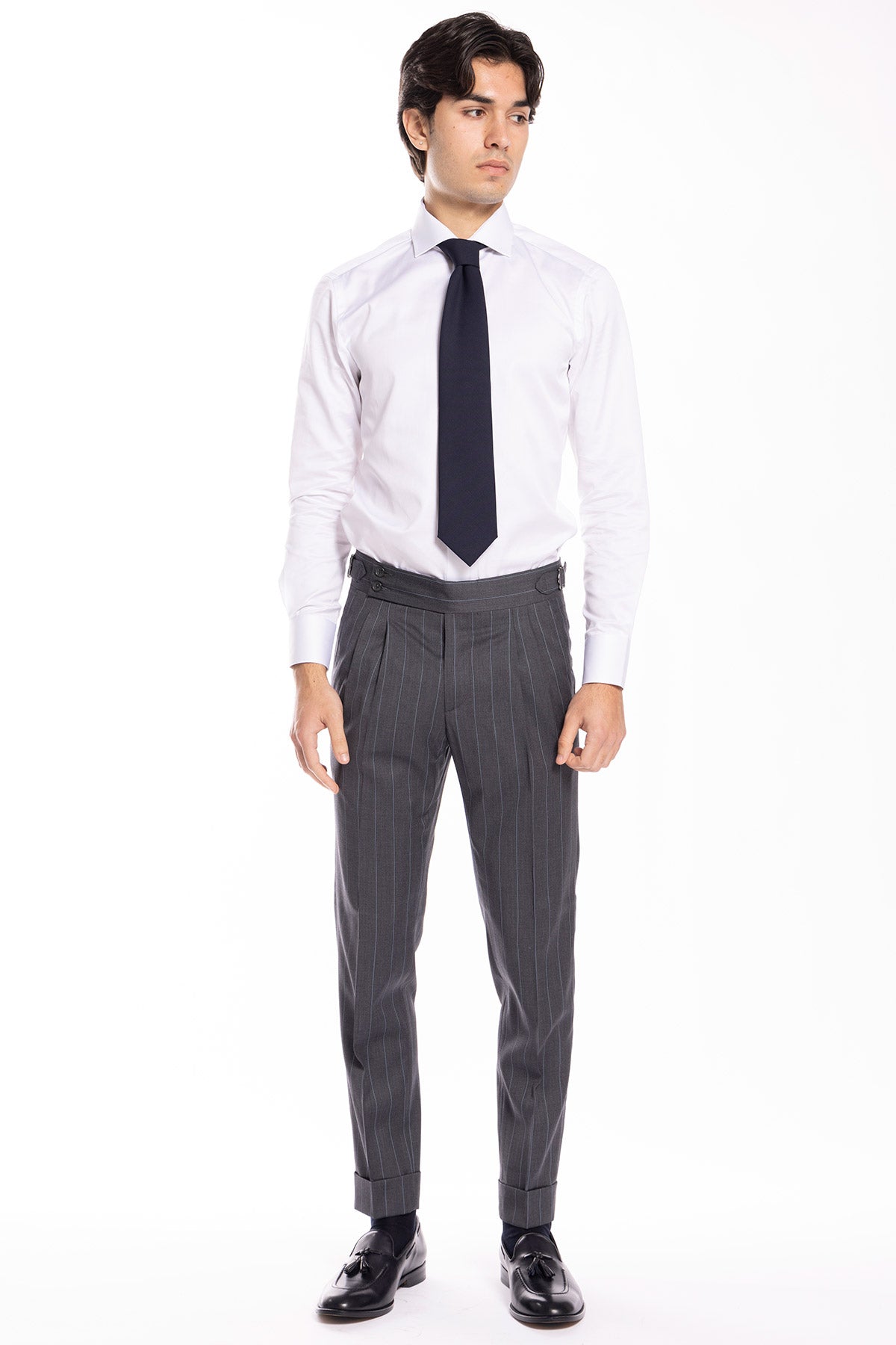 Pantalone uomo vita alta grigio gessato con riga celeste fresco lana super 130's Bristol Tessuti Napoli con doppia pinces e fibbie laterali