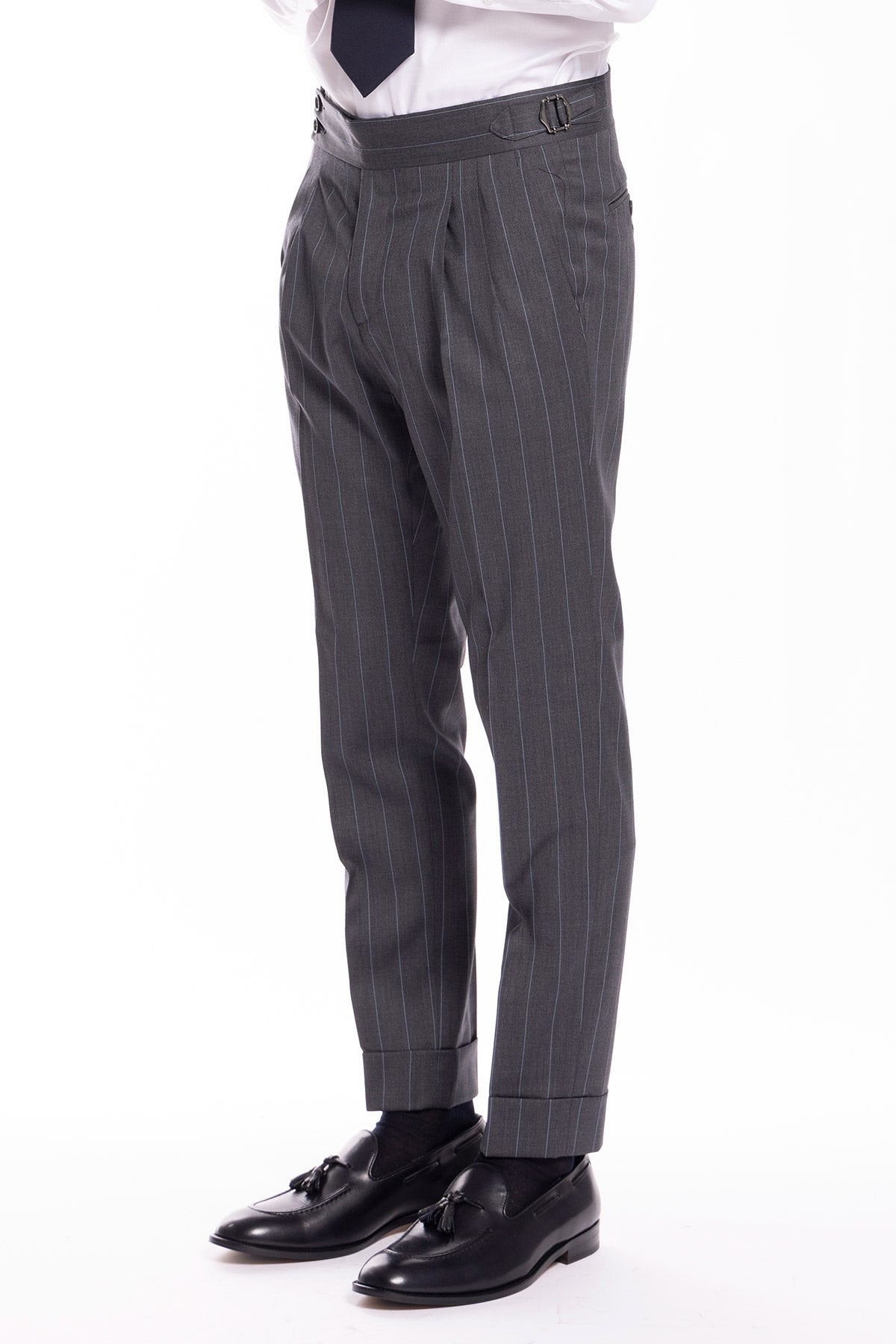 Pantalone uomo vita alta grigio gessato con riga celeste fresco lana super 130's Bristol Tessuti Napoli con doppia pinces e fibbie laterali