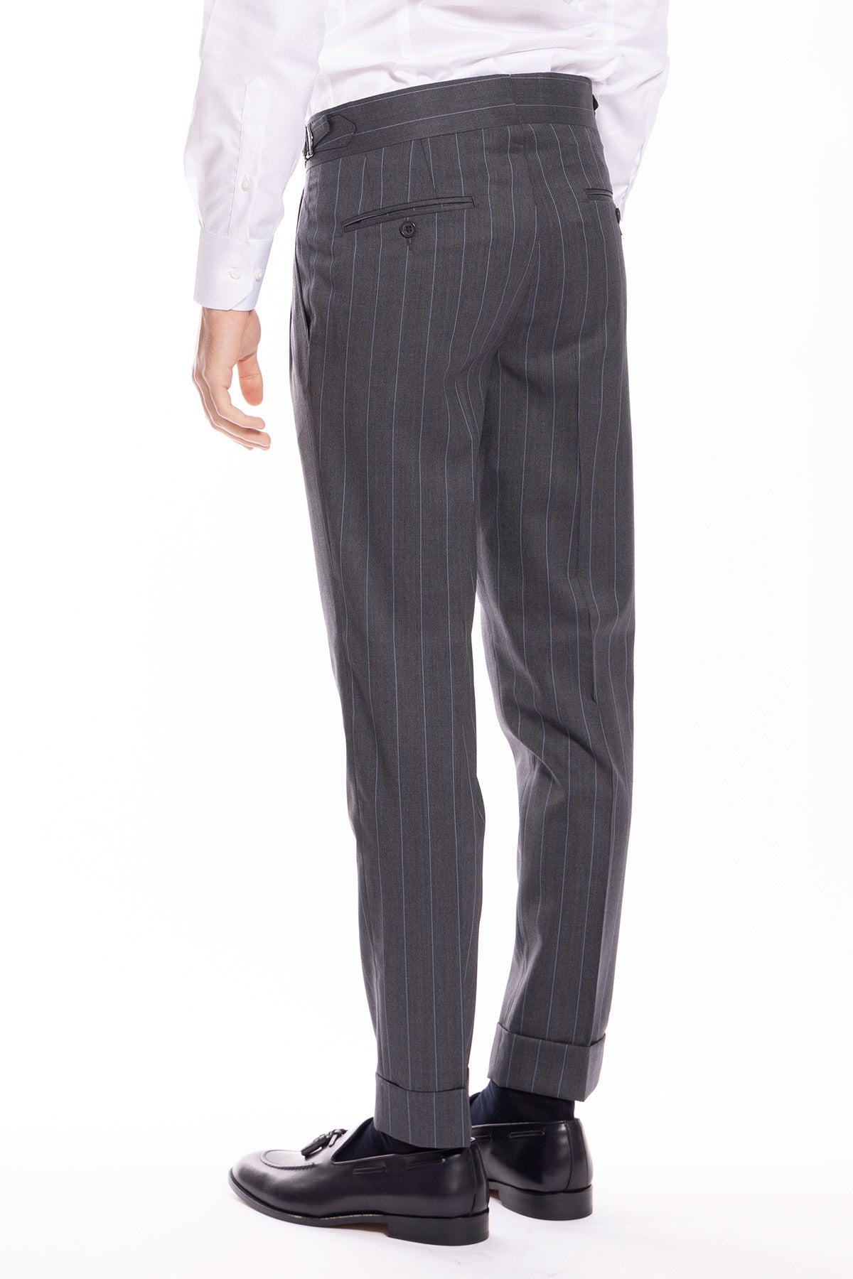 Pantalone uomo vita alta grigio gessato con riga celeste fresco lana super 130's Bristol Tessuti Napoli con doppia pinces e fibbie laterali