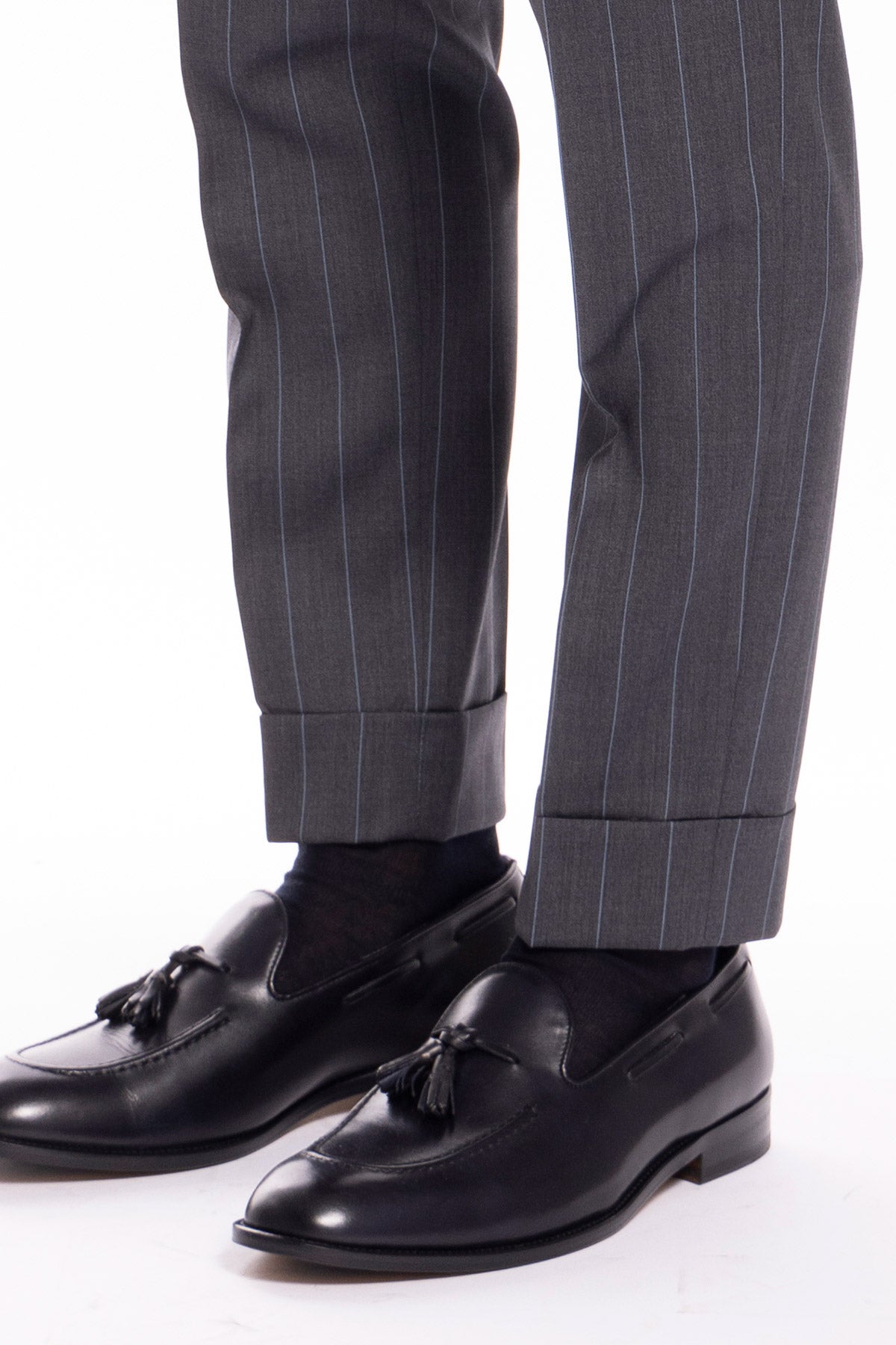 Pantalone uomo vita alta grigio gessato con riga celeste fresco lana super 130's Bristol Tessuti Napoli con doppia pinces e fibbie laterali