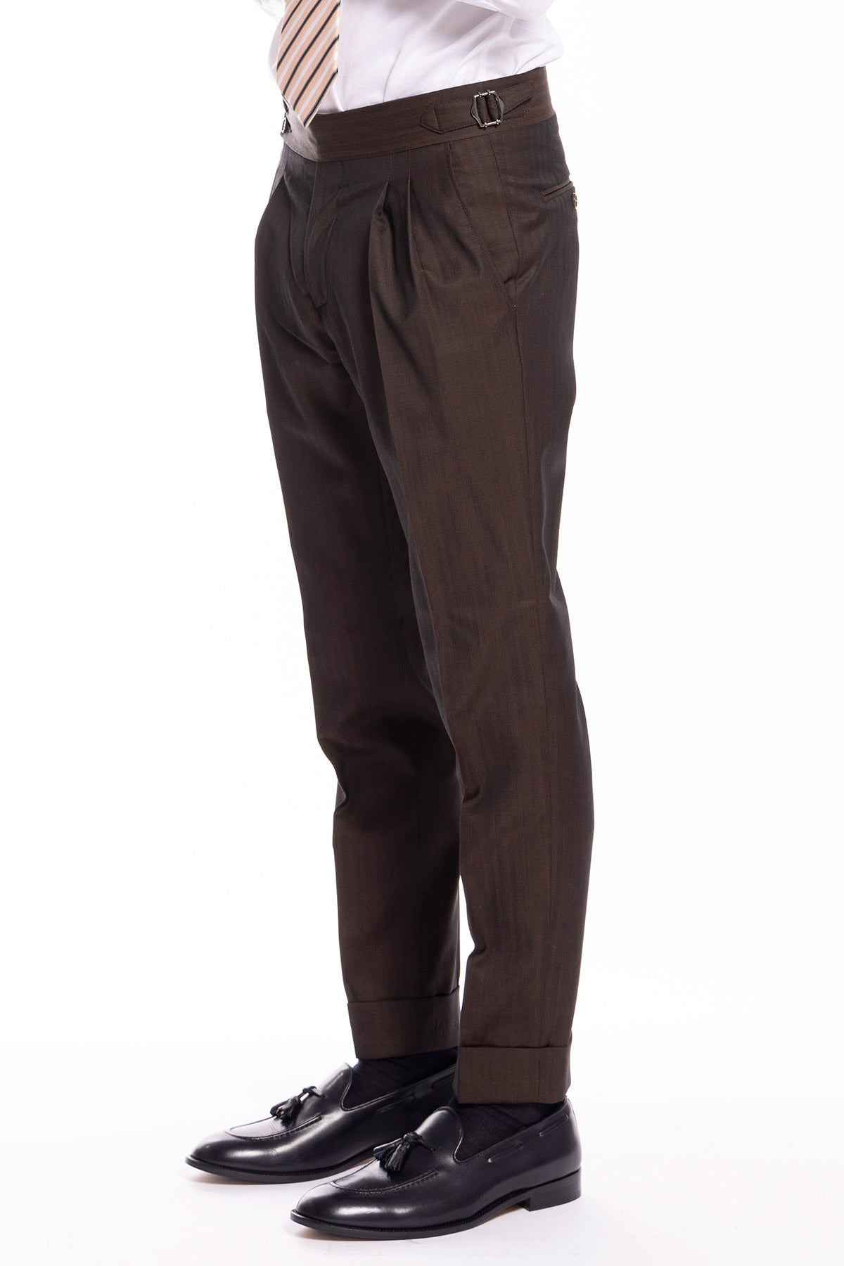 Pantalone uomo vita alta marrone solaro fresco lana Bristol Tessuti Napoli con doppia pinces e fibbie laterali