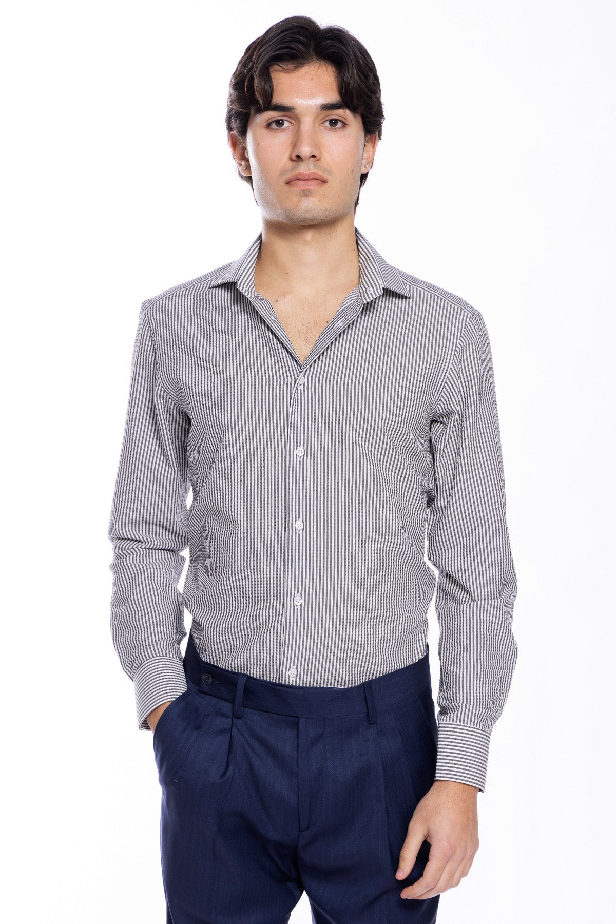 Camicia Uomo bianca riga nera tessuto seersacker slim Fit collo semi francese