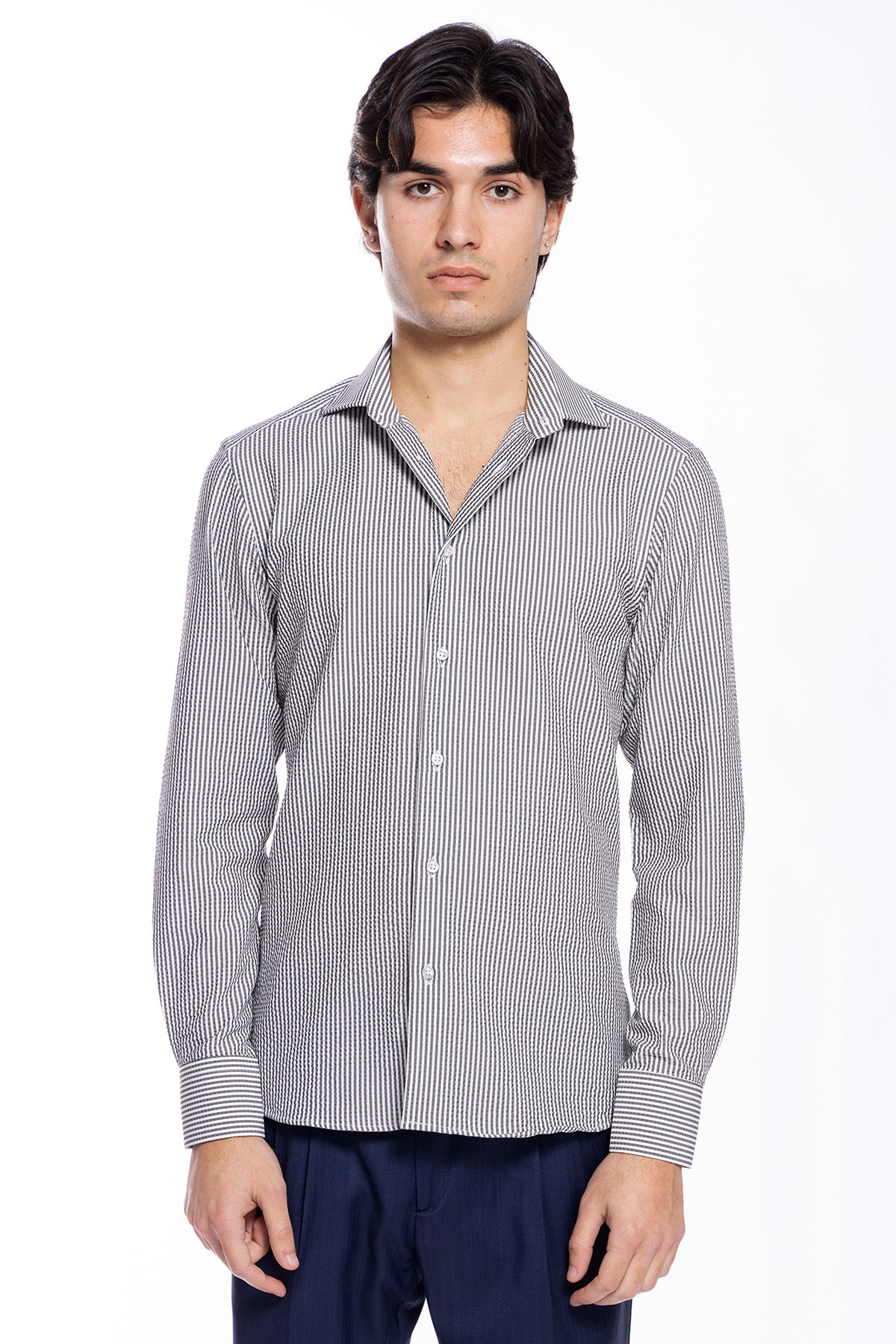 Camicia Uomo bianca riga nera tessuto seersacker slim Fit collo semi francese