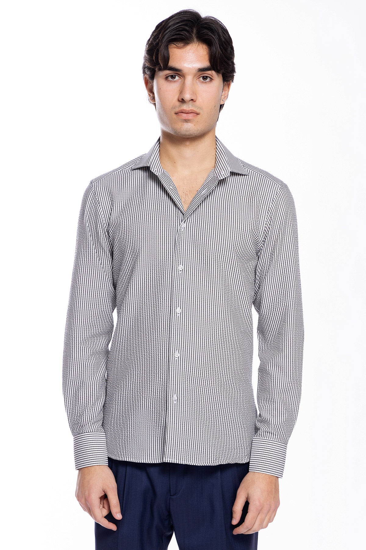 Camicia Uomo bianca riga nera tessuto seersacker slim Fit collo semi francese