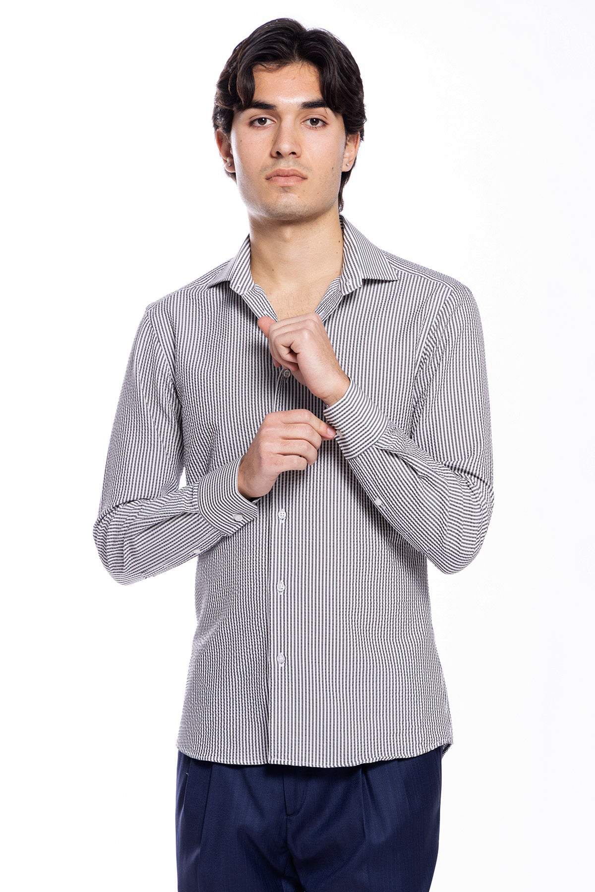 Camicia Uomo bianca riga nera tessuto seersacker slim Fit collo semi francese