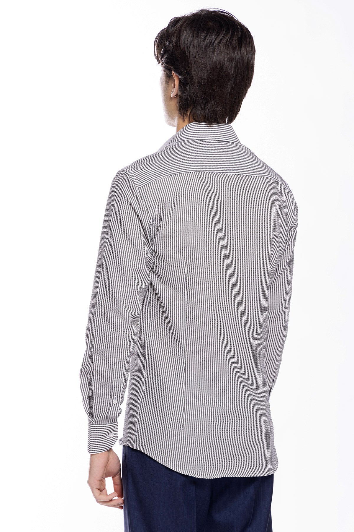 Camicia Uomo bianca riga nera tessuto seersacker slim Fit collo semi francese