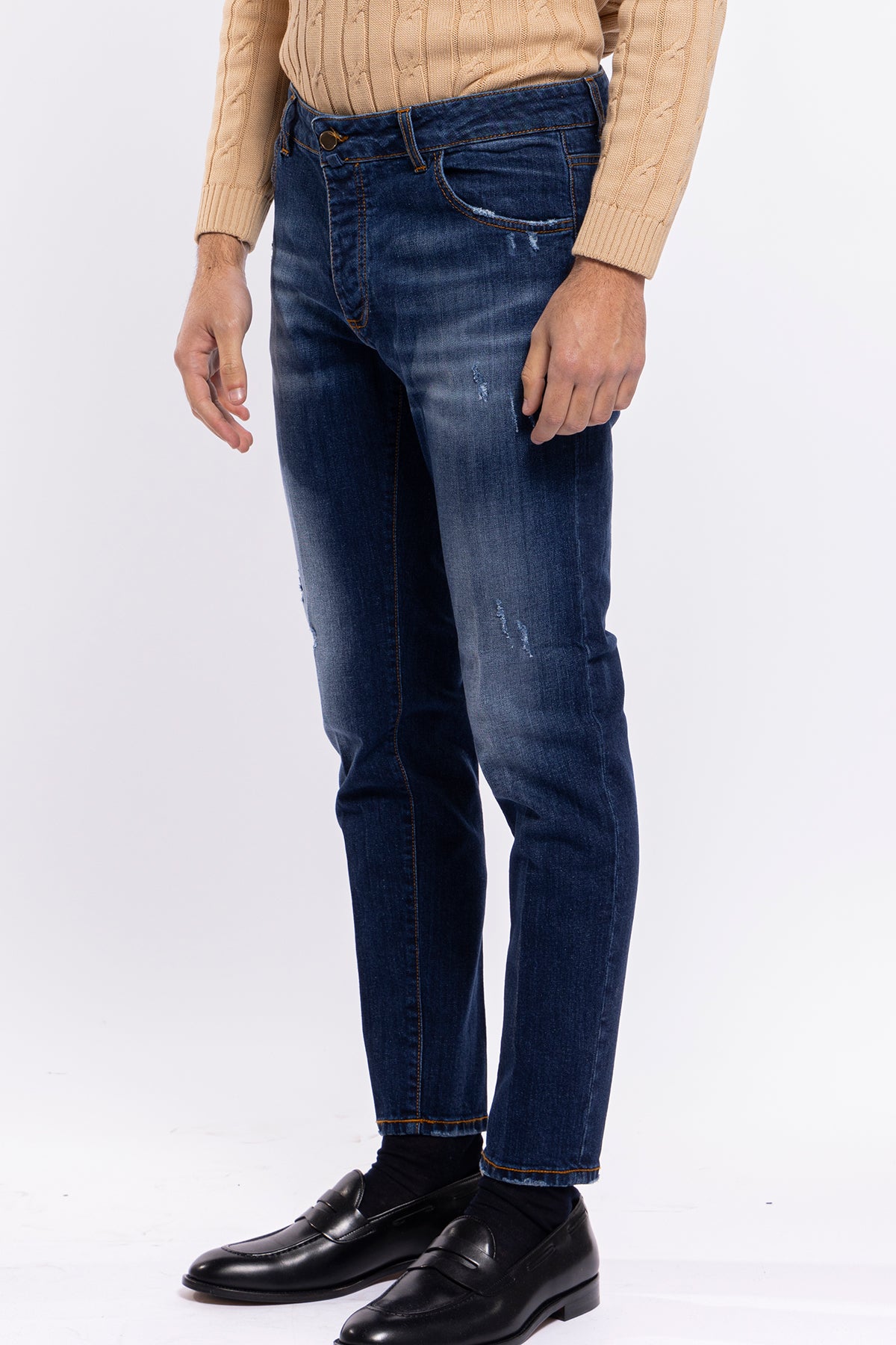 Jeans da uomo lavaggio medio sabbiato modello 5 tasche con lievi rotture vestibilità slim leggermente elasticizzato