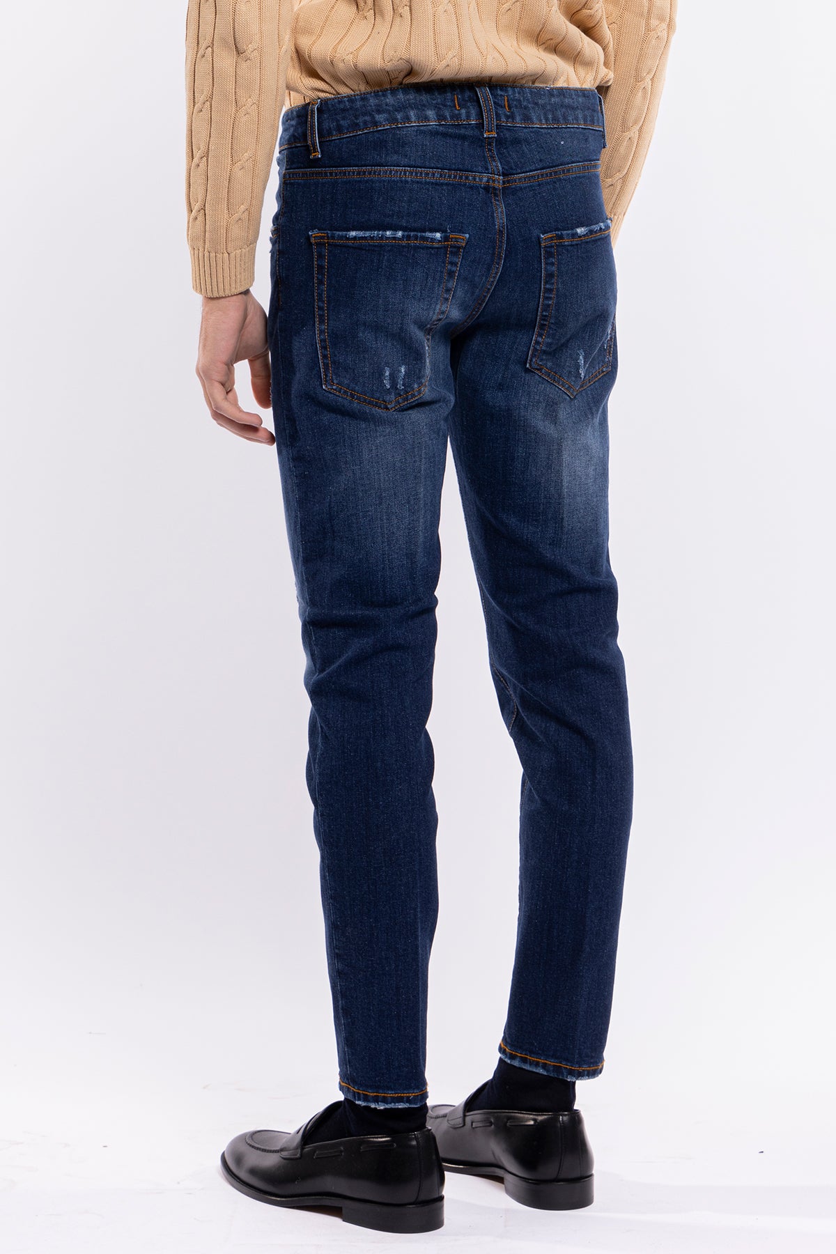 Jeans da uomo lavaggio medio sabbiato modello 5 tasche con lievi rotture vestibilità slim leggermente elasticizzato