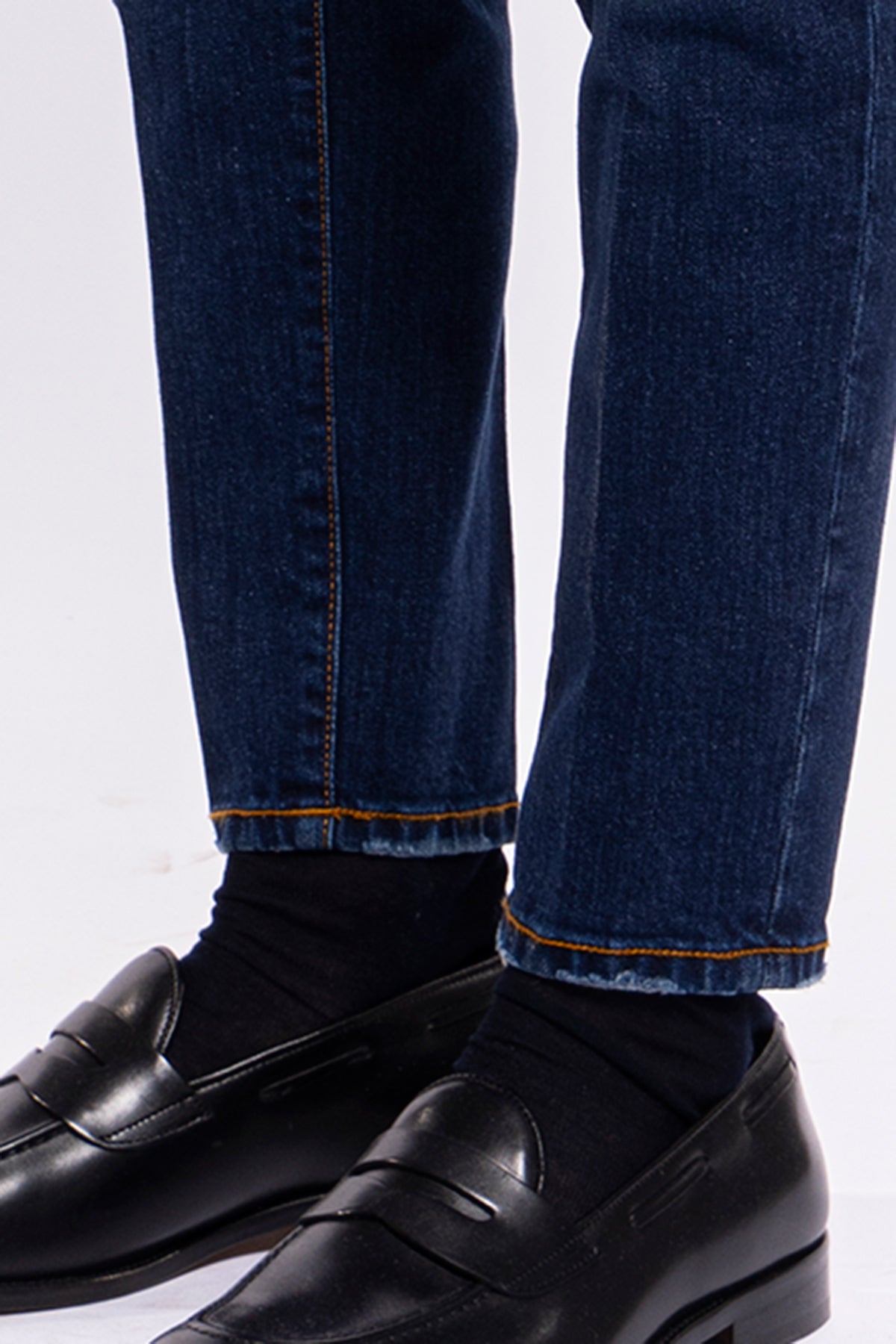 Jeans da uomo lavaggio medio sabbiato modello 5 tasche con lievi rotture vestibilità slim leggermente elasticizzato