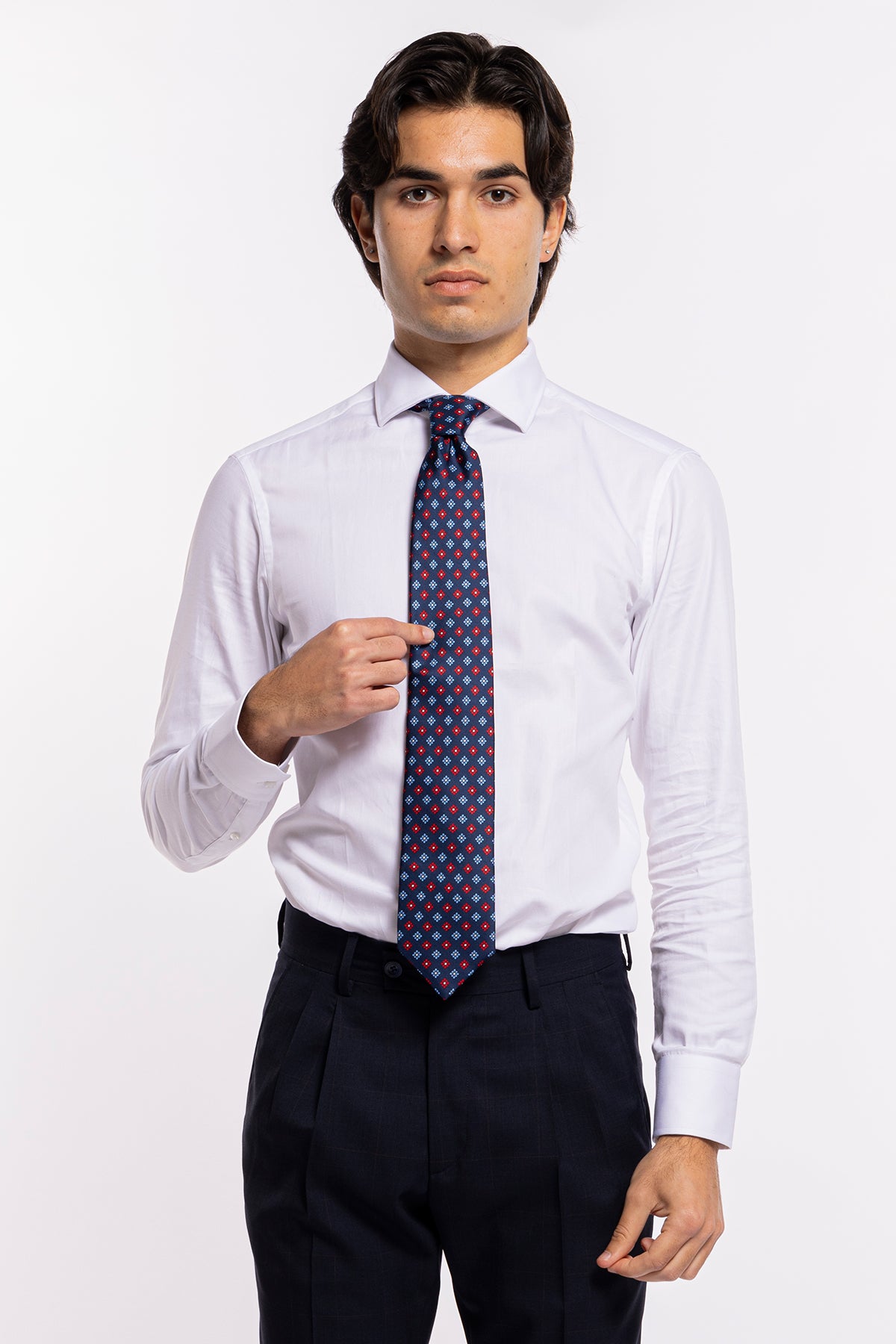 Cravatta uomo blu scuro 9cm in seta fantasia fiorellini rossi e celesti da cerimonia elegante