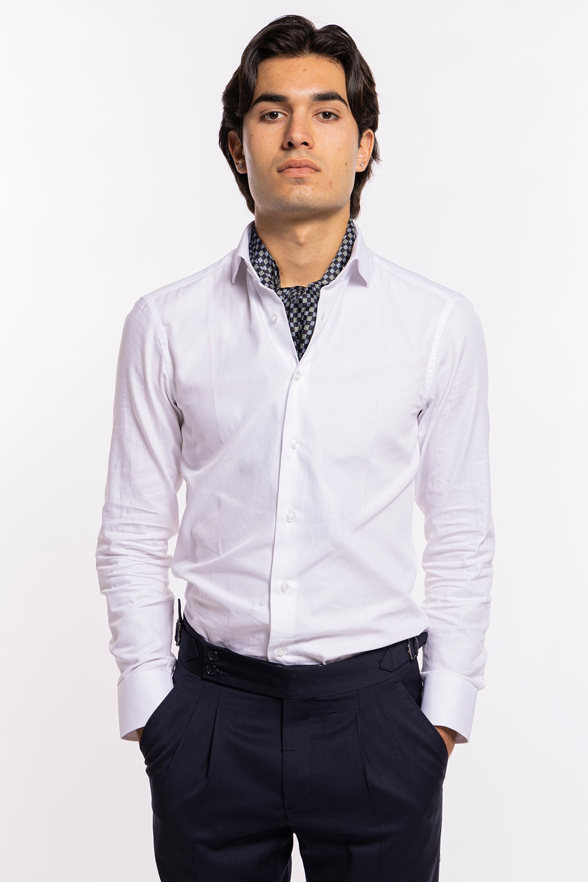 Ascot da uomo blu scuro fantasia quadrati verdi in pura seta fatti a mano