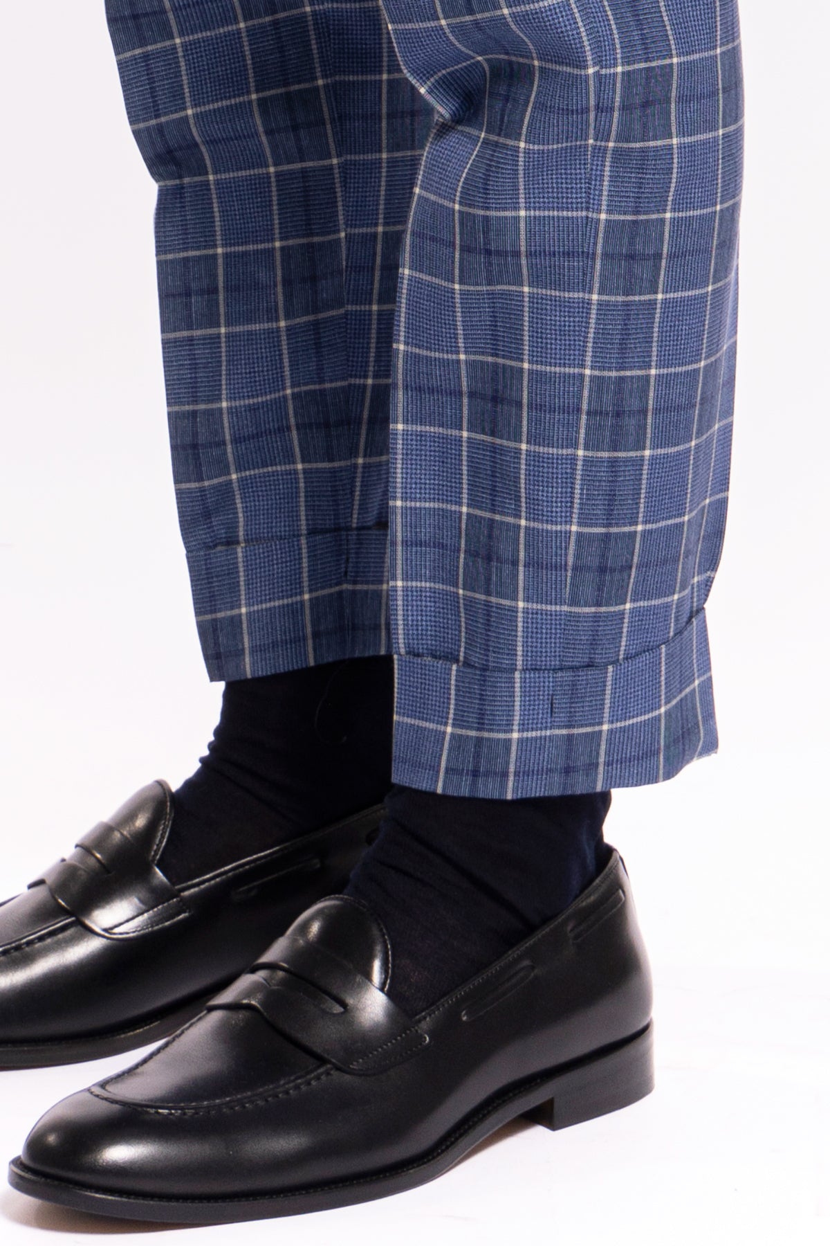 Pantalone uomo vita alta blu denim quadri bianchi fresco lana e lino Bristol Tessuti con doppia pinces e risvolto-