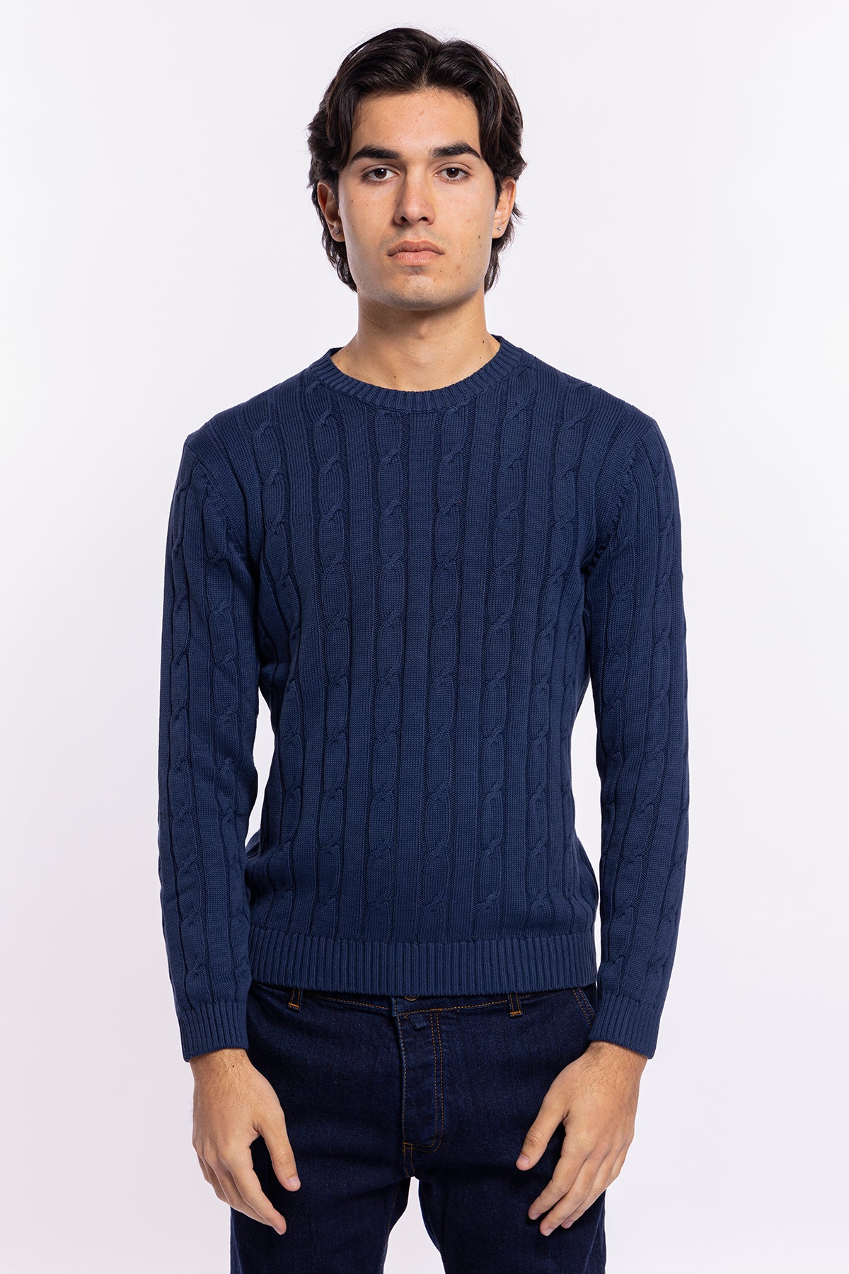 Maglioncino da uomo blu con treccia maniche lunghe 100% cotone di filo tinta unita finezza 7<br />
-