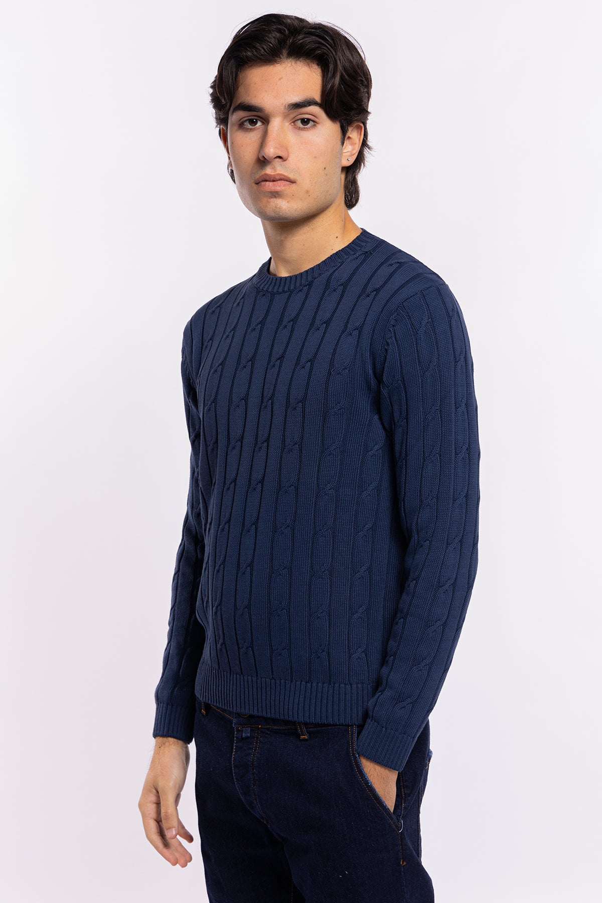Maglioncino da uomo blu con treccia maniche lunghe 100% cotone di filo tinta unita finezza 7<br />
-