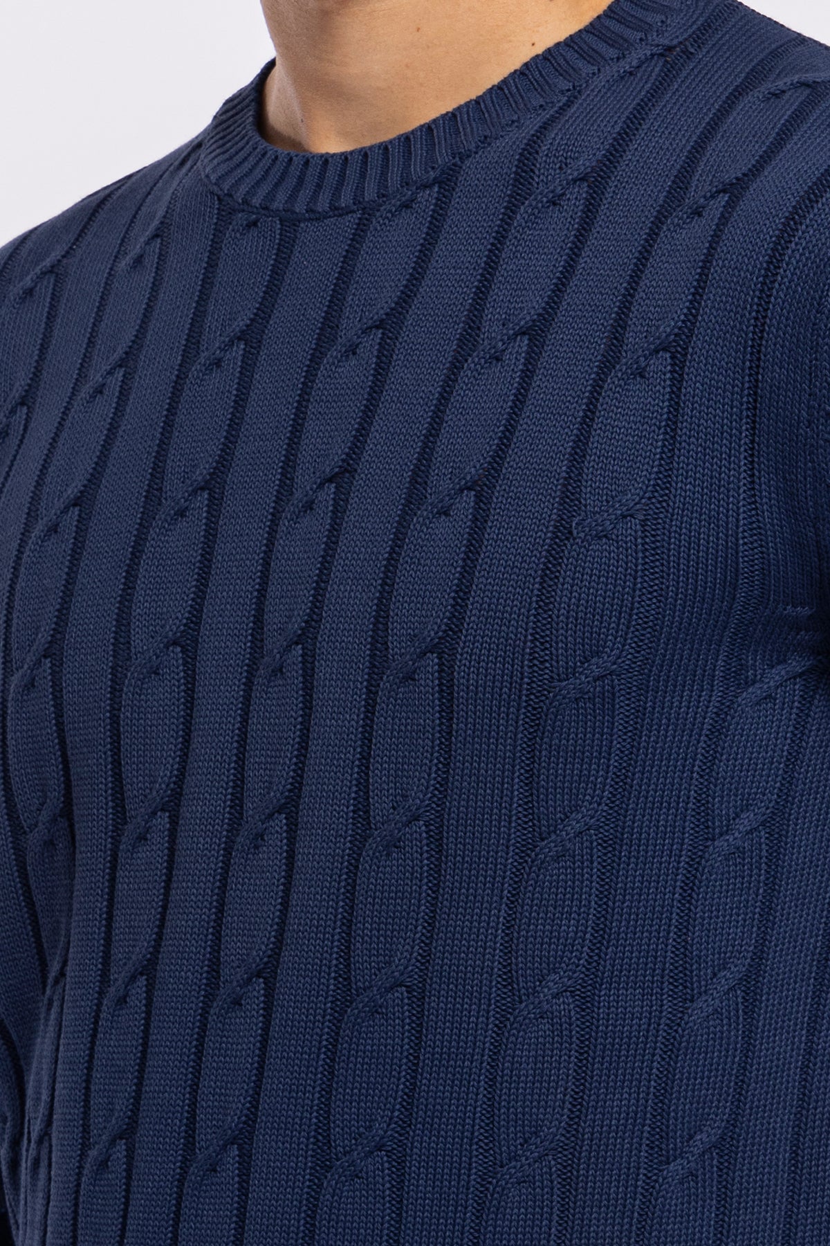 Maglioncino da uomo blu con treccia maniche lunghe 100% cotone di filo tinta unita finezza 7<br />
-