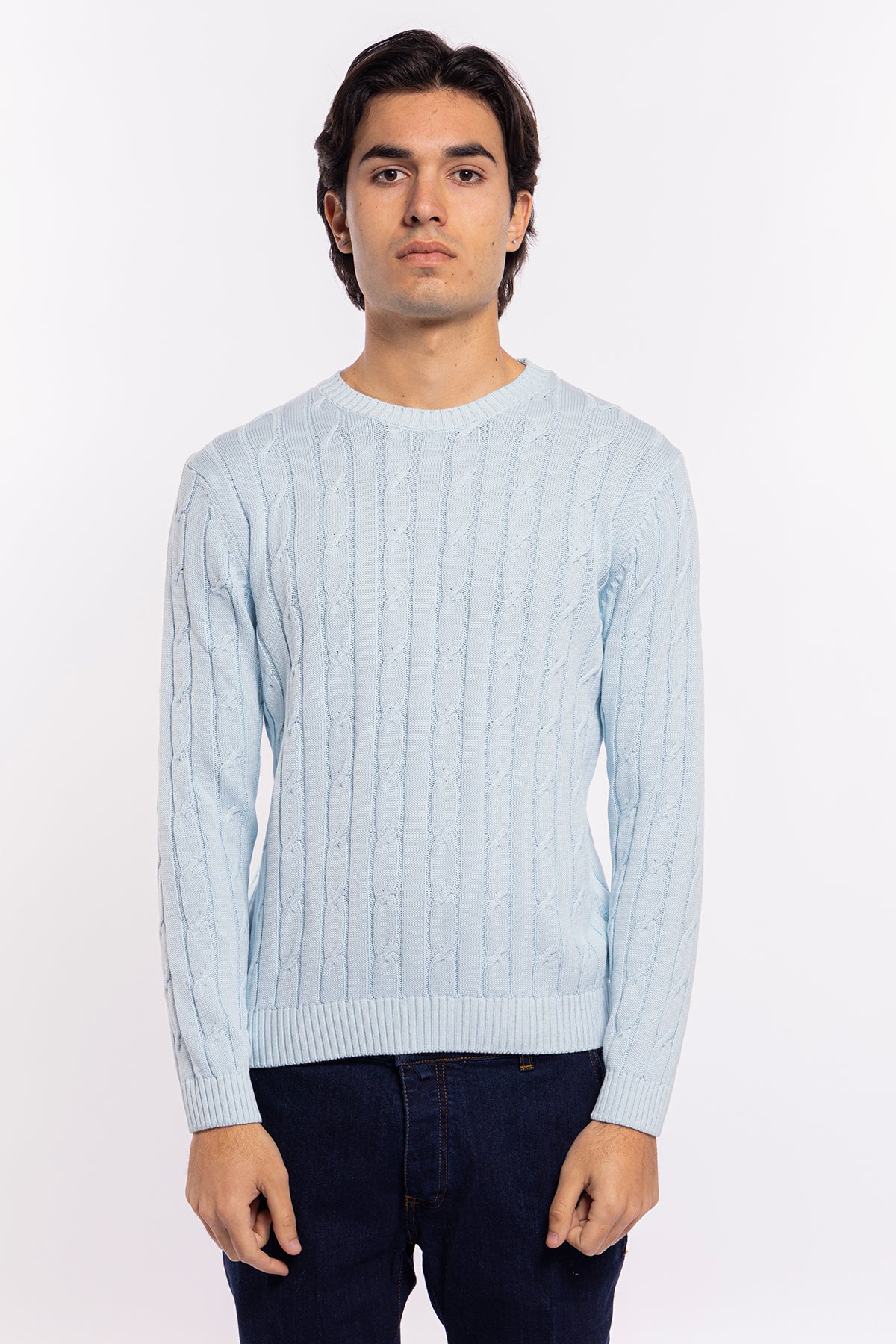 Maglioncino da uomo celeste con treccia maniche lunghe 100% cotone di filo tinta unita finezza 7<br />
-