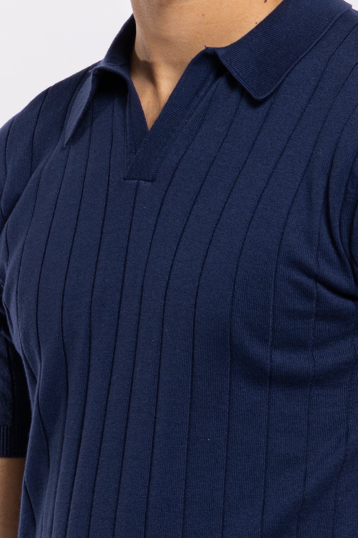 Polo da uomo mezze maniche blu con treccia ricamata interna 100% cotone di filo tinta unita finezza 14<br />
-