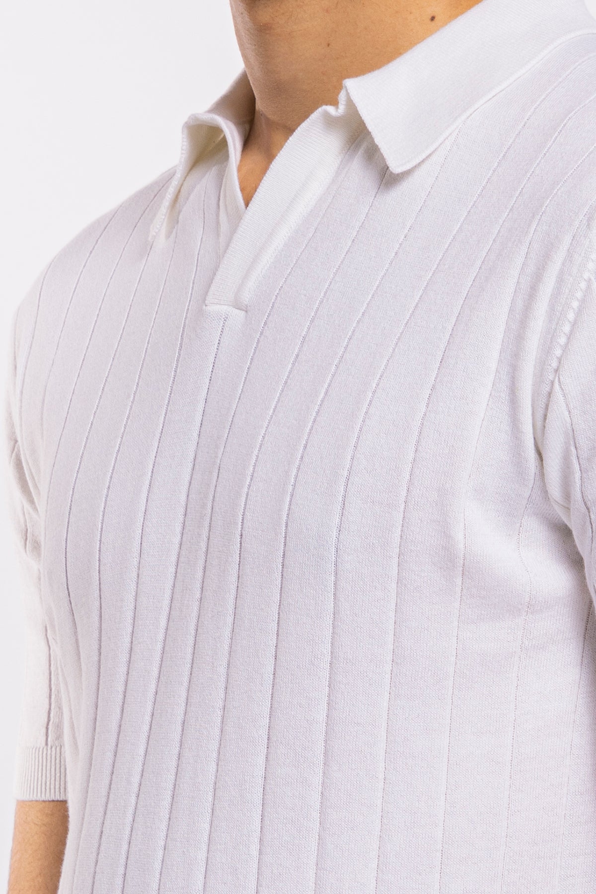Polo da uomo mezze maniche bianca con treccia ricamata interna 100% cotone di filo tinta unita finezza 14<br />
-