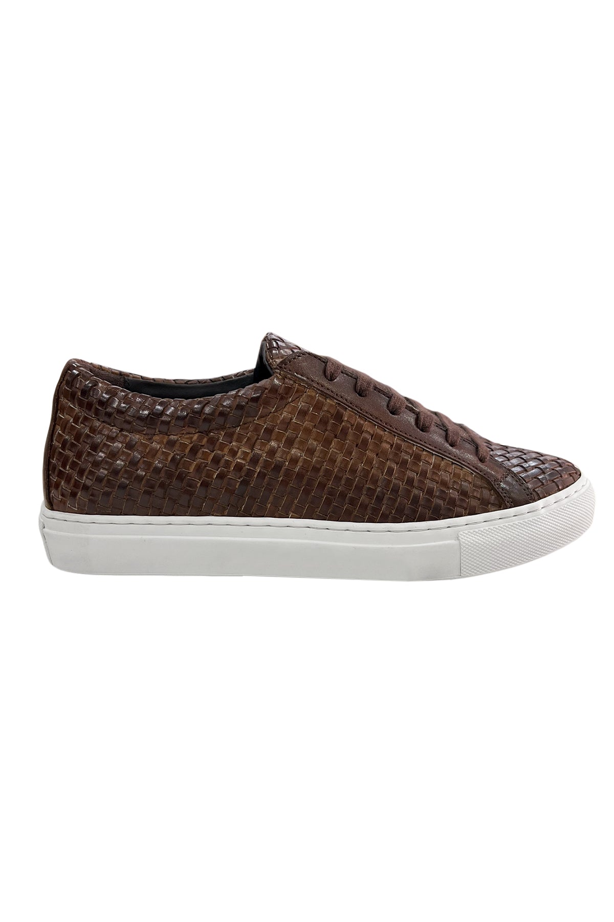 Sneakers uomo marroni in vera pelle intrecciata con suola in gomma bianca made in italy.