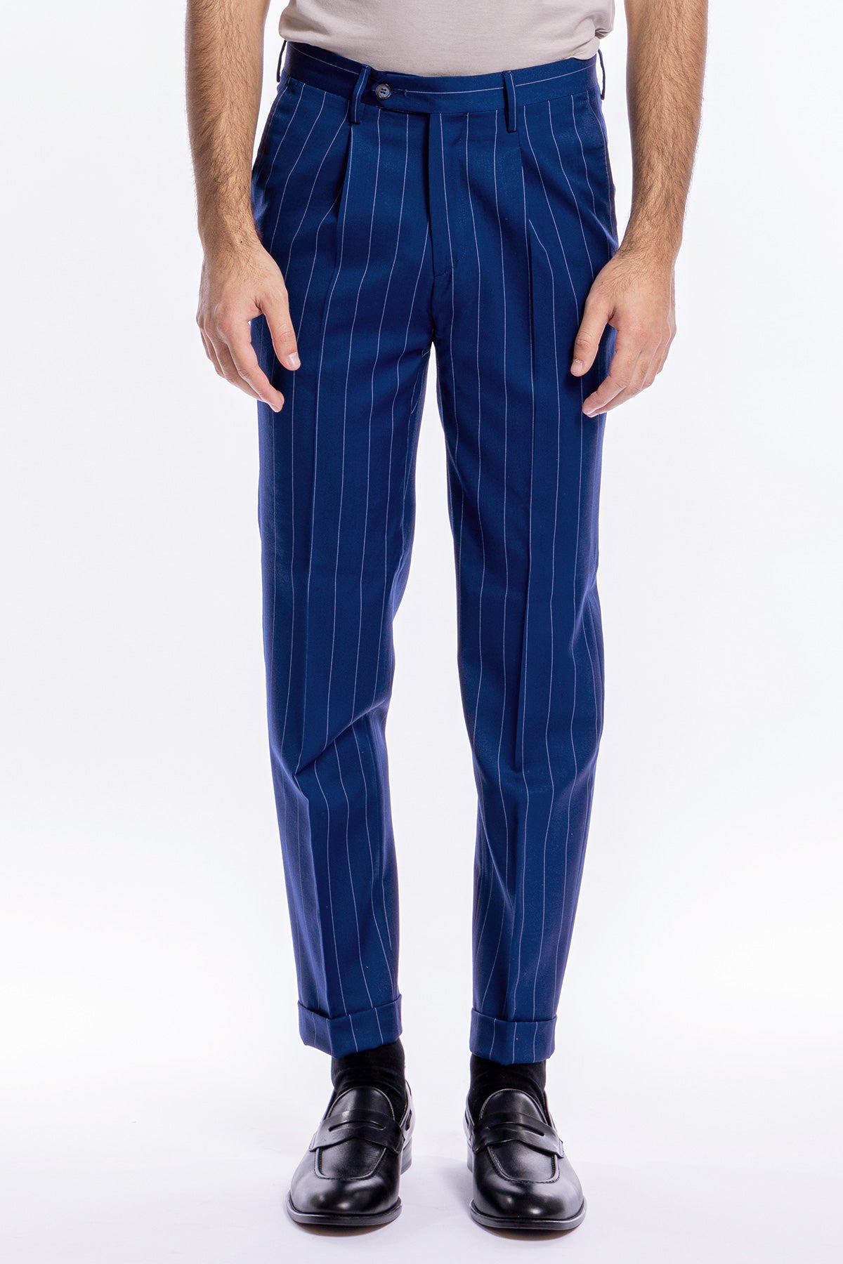 Pantalone uomo royal blu gessato con riga celeste fresco lana super 130's Bristol Tessuti Napoli tasca america con una pinces e risvolto di 4cm
