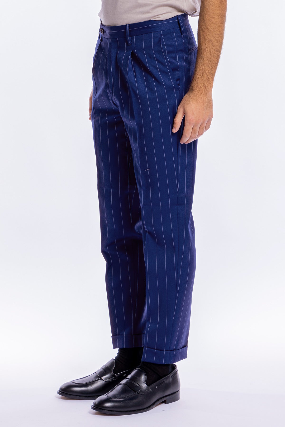 Pantalone uomo royal blu gessato con riga celeste fresco lana super 130's Bristol Tessuti Napoli tasca america con una pinces e risvolto di 4cm