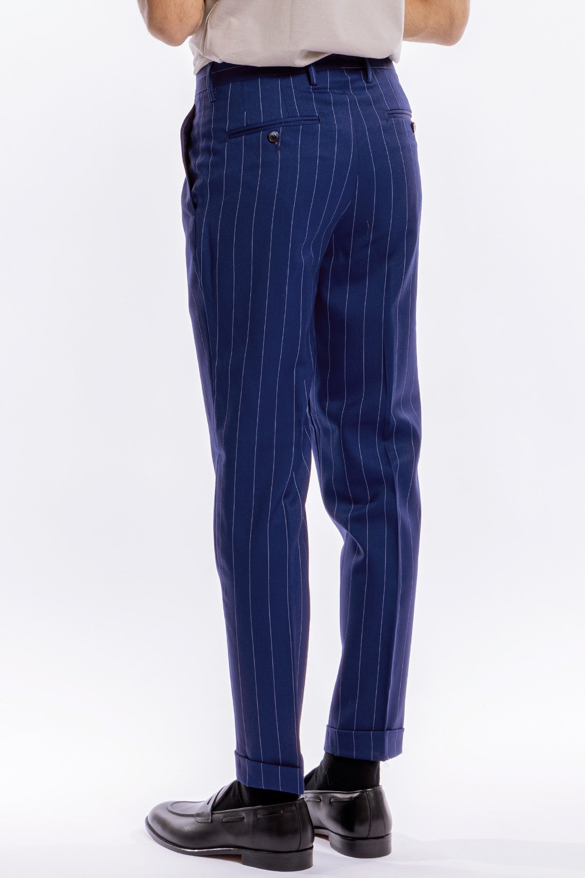 Pantalone uomo royal blu gessato con riga celeste fresco lana super 130's Bristol Tessuti Napoli tasca america con una pinces e risvolto di 4cm