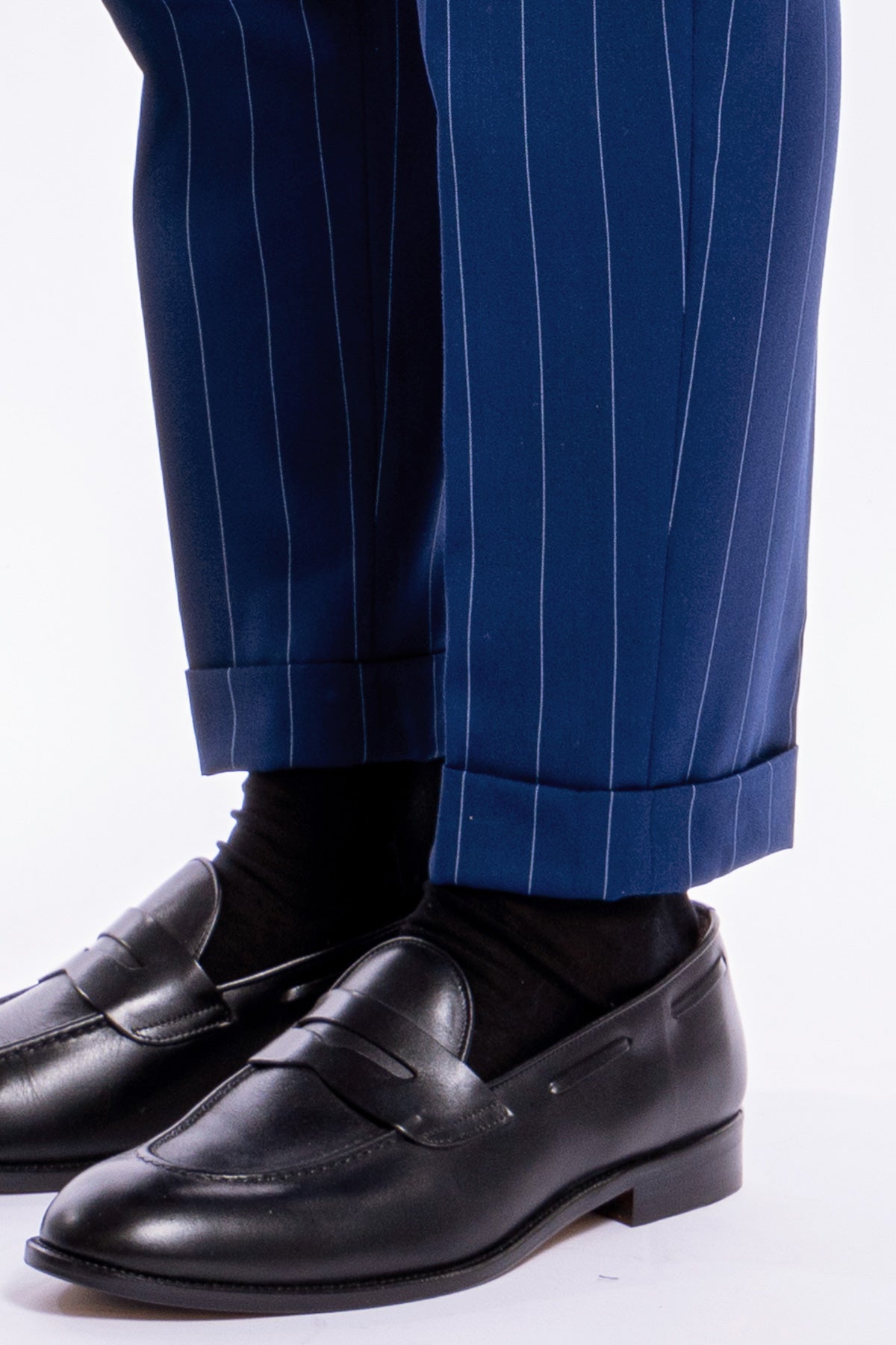 Pantalone uomo royal blu gessato con riga celeste fresco lana super 130's Bristol Tessuti Napoli tasca america con una pinces e risvolto di 4cm
