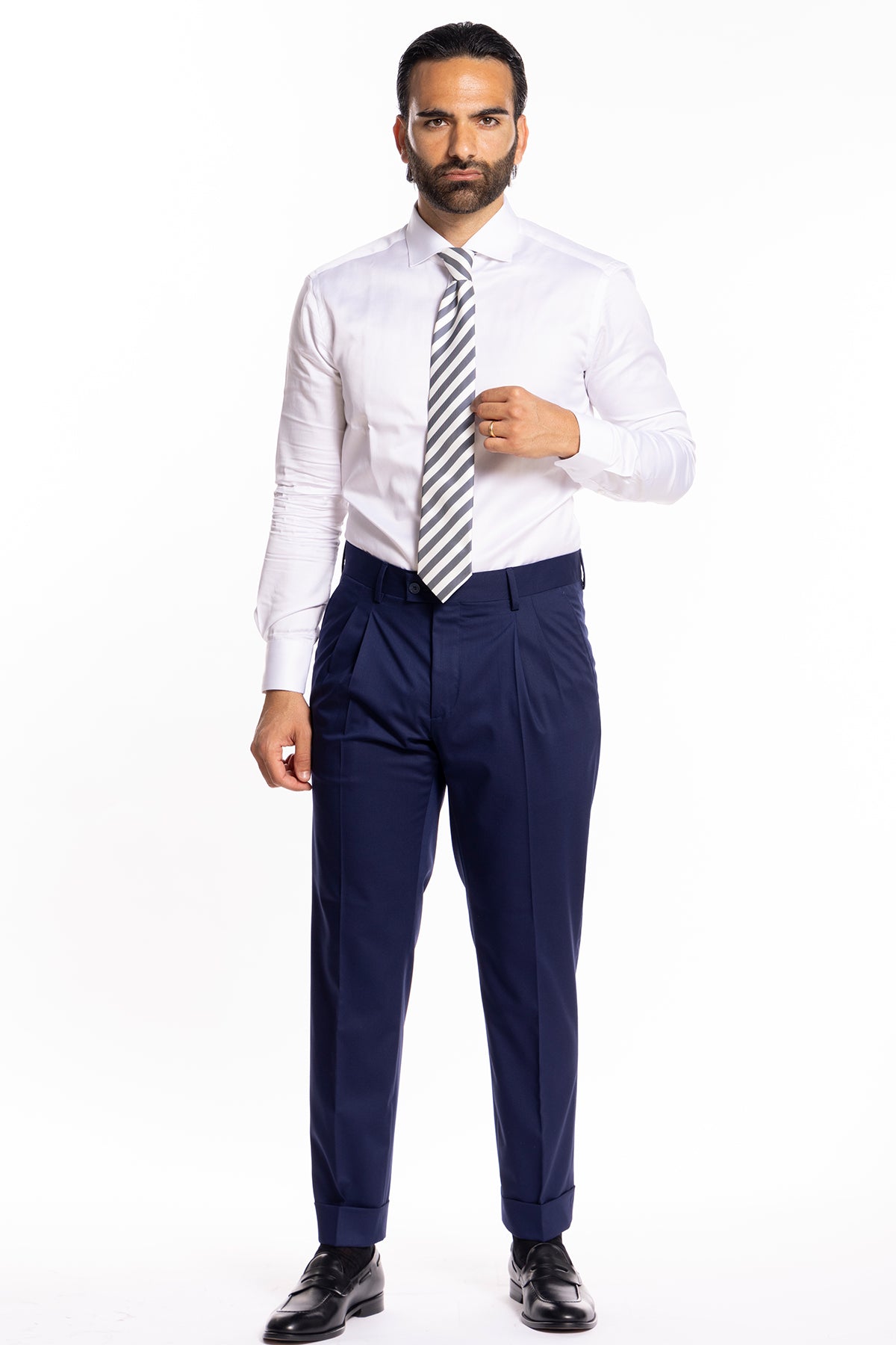 Pantalone uomo vita alta blu tinta unita con doppia pinces e risvolto 5 cm