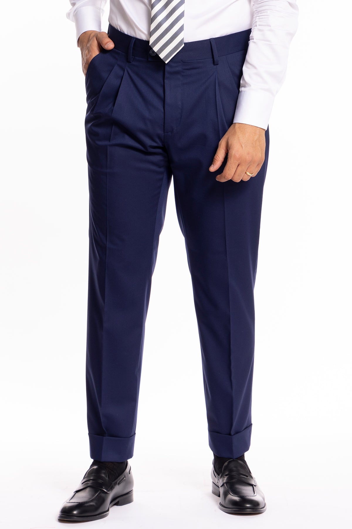 Pantalone uomo vita alta blu tinta unita con doppia pinces e risvolto 5 cm