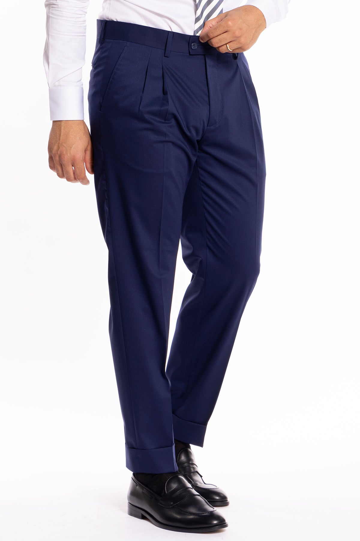 Pantalone uomo vita alta blu tinta unita con doppia pinces e risvolto 5 cm