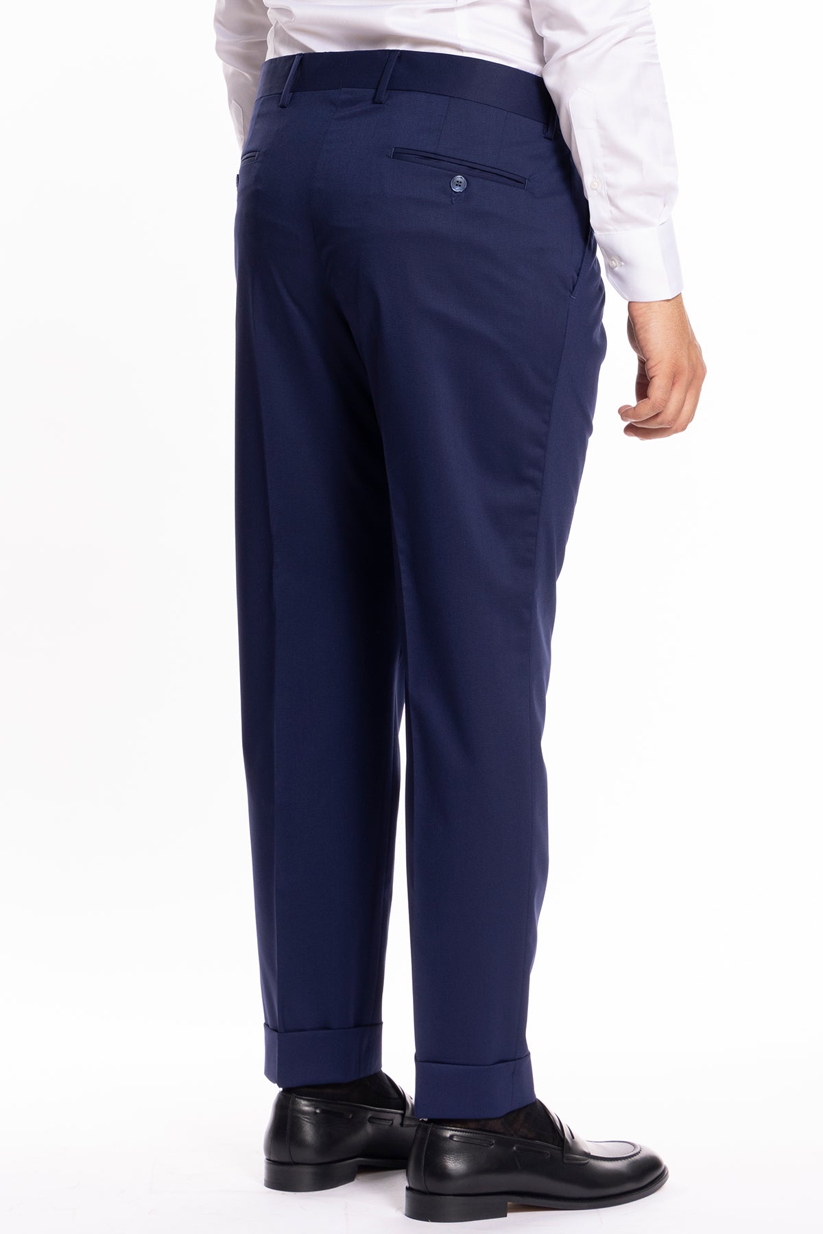 Pantalone uomo vita alta blu tinta unita con doppia pinces e risvolto 5 cm