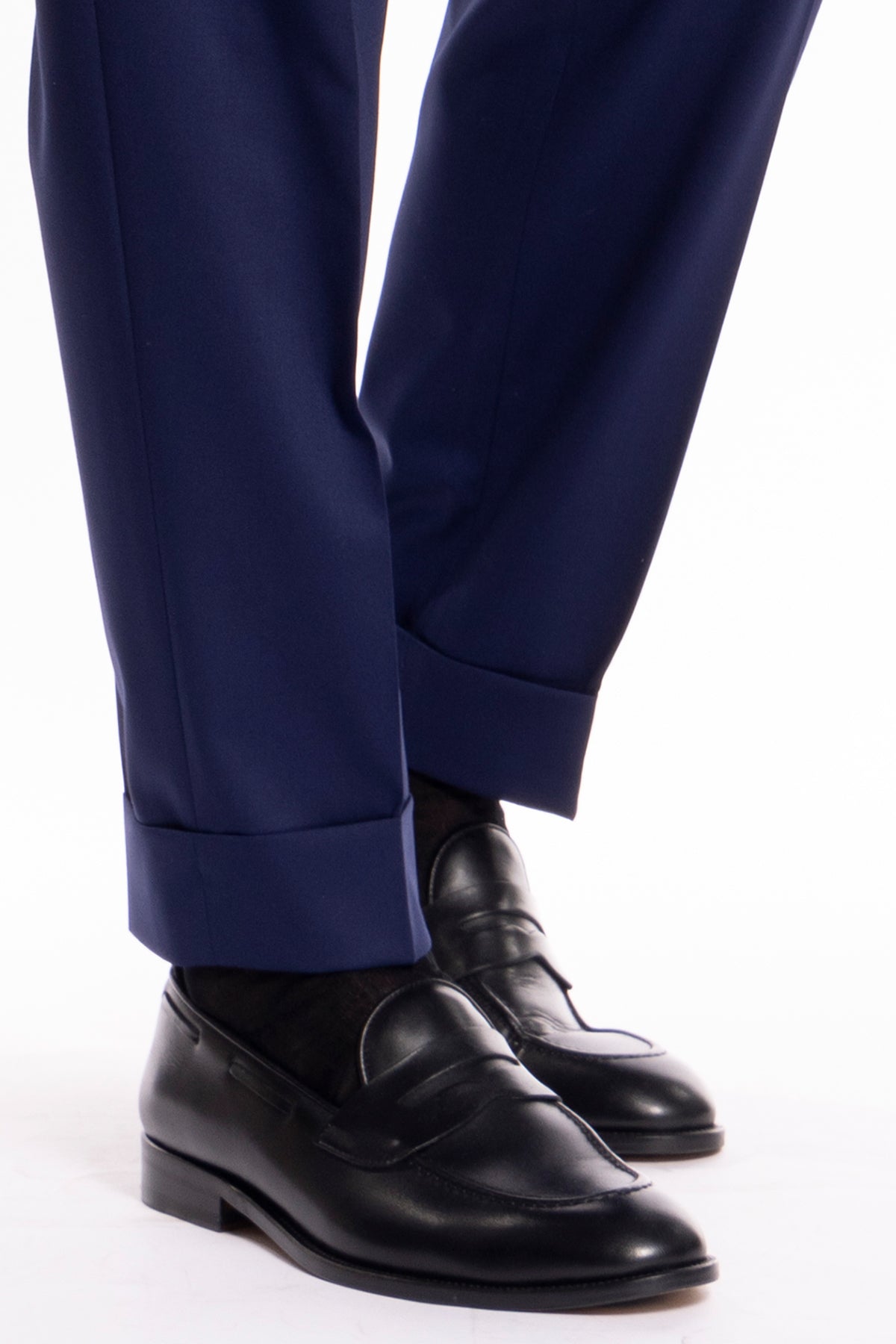 Pantalone uomo vita alta blu tinta unita con doppia pinces e risvolto 5 cm