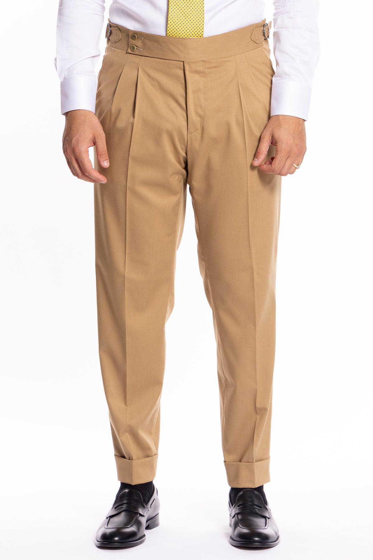 Pantalone uomo vita alta color cammello tinta unita con doppia pinces e risvolto 5 cm