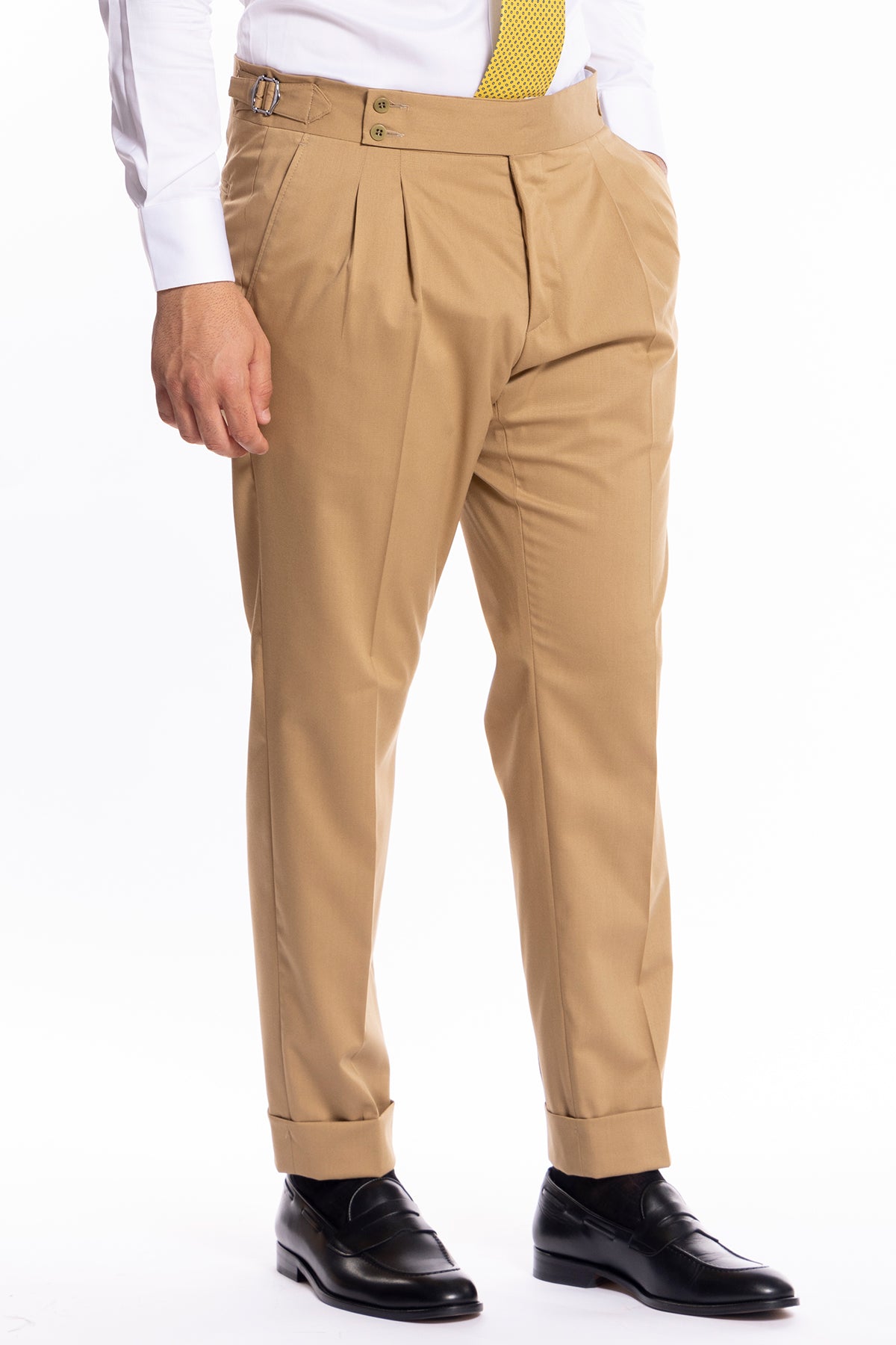 Pantalone uomo vita alta color cammello tinta unita con doppia pinces e risvolto 5 cm