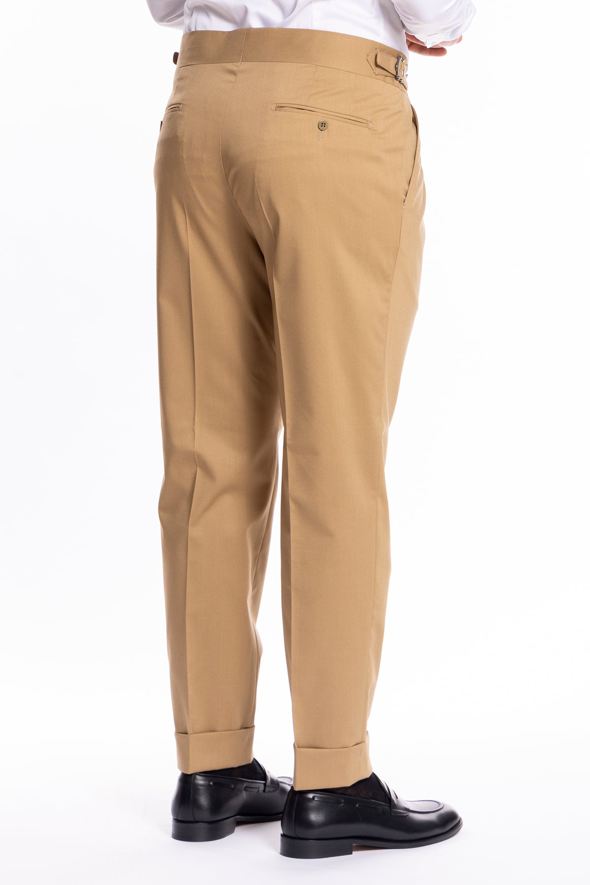 Pantalone uomo vita alta color cammello tinta unita con doppia pinces e risvolto 5 cm