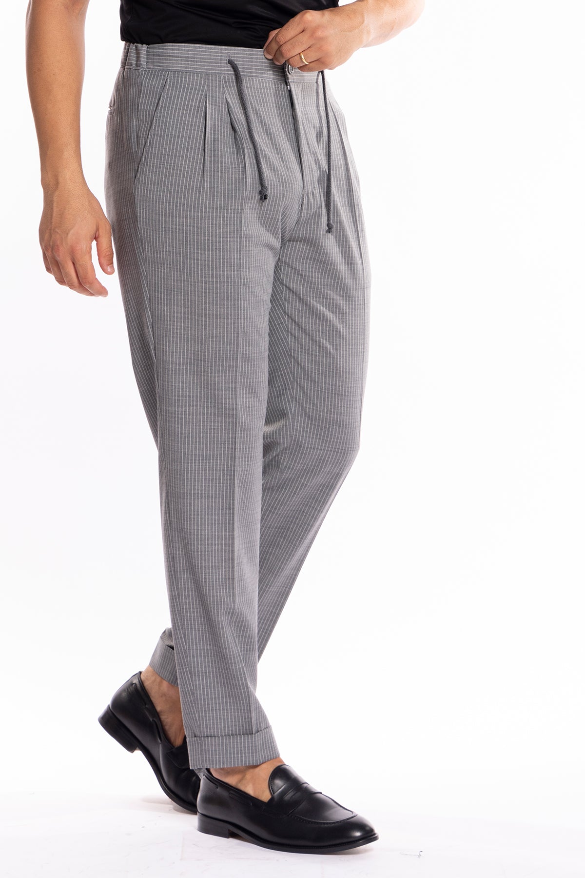 Pantalaccio da uomo grigio rigato in misto fresco lana doppia pinces tasca america risvolto 5cm con laccio regolabile