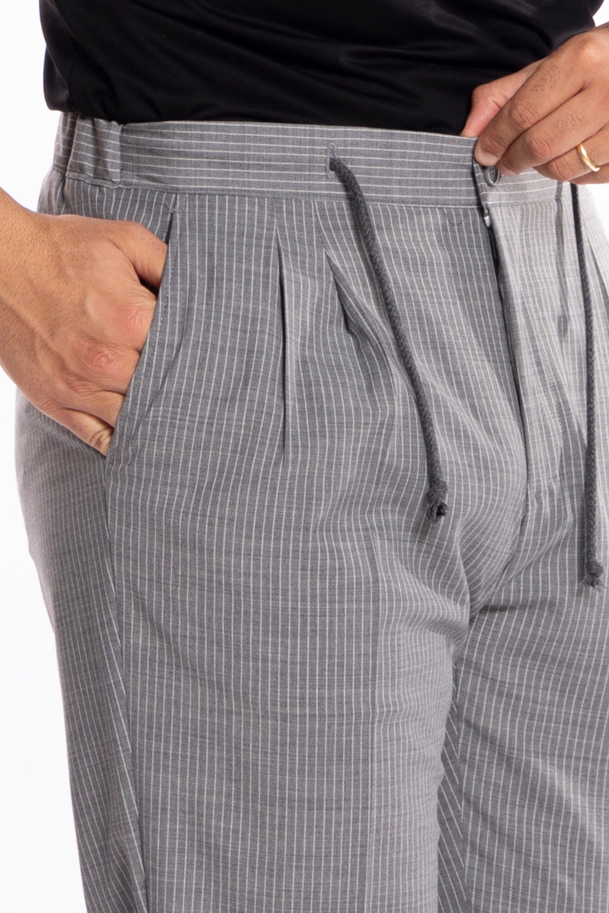 Pantalaccio da uomo grigio rigato in misto fresco lana doppia pinces tasca america risvolto 5cm con laccio regolabile